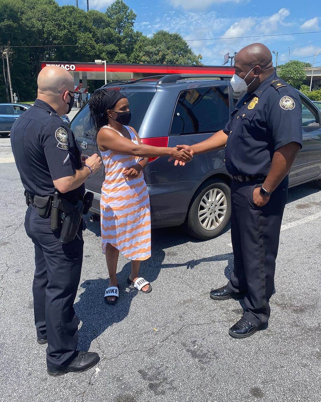 People Magazineさんのインスタグラム写真 - (People MagazineInstagram)「Tyler Perry is continuing to give back to his Atlanta community. ❤️ The media mogul gifted 1,000 Kroger gift cards to those living in Atlanta, Georgia, with help from police officers at the Atlanta Police Department who went door to door in neighborhoods to hand them out. 🙌 "This is about the community that I love, that I live in and work in," Perry said. "This is about good people who are in need of a hand up not a hand out." 👏 Tap the link in our bio for the full story. 📷: Shayan Asgharnia」7月17日 10時05分 - people