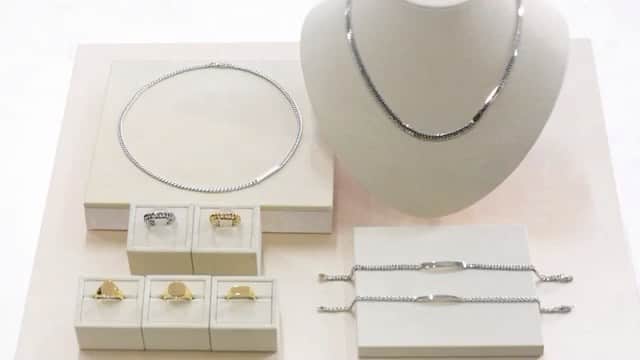 のインスタグラム：「・ 【Chain ring✨】 ・ 人気の高いキヘイチェーンのリングが新作で登場です！  今回の新作はキヘイチェーンを贅沢に フルエタニティタイプにあしらいました。  シンプルなデザインですが、程よい存在感があり、 定番で飽きの来ないデザインです。  レディース、メンズ問わず ユニセックスジュエリーとしてお使いいただけます。 ・ ・ ・ ・ #GINZATANAKA #ginzatanaka #ギンザタナカ #田中貴金属 #田中貴金属ジュエリー #summer #jewelry #K18 #Pt #GOLD #Platinum #ゴールド #プラチナ #chainring #キヘイ #キヘイリング #チェーンリング #ユニセックス #サマージュエリー」