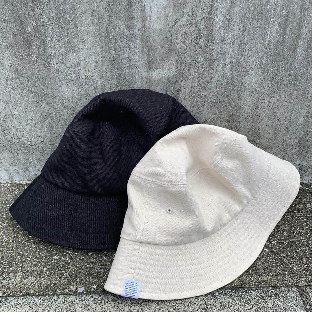 Mie Kawanoのインスタグラム：「最近 Bucket Hat に ハマってます♡ White @canaljean  Black @avenuethelabel ヤヌークのデニムも @canaljean でget♪ めちゃくちゃ履きやすいし可愛いから たくさん履こう𓂃𓂂 #buckethat #canaljean」
