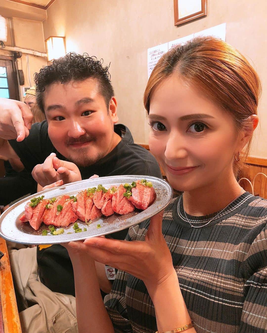 田母神智子さんのインスタグラム写真 - (田母神智子Instagram)「大好きなヒロミヤへ。 @kyoichiro_saito いつもお誘いありがとうございます😌‼️✨ 前回行った時とメニューが少し変わってたんだけど、どれも最高に美味しかった😆🍖 カルビを甘酢でつけた大根で巻いて食べるのが凄く美味しかった✨ ミノに付ける生姜みそは美味しすぎてお持ち帰りした笑 こんなに美味しくてお酒も飲み放題で6500円とか凄すぎる笑  #三年待ち #焼肉 #曙橋 #ヒロミヤ #ヒロミヤ3号店 #焼肉大好き」7月17日 10時20分 - tomokotamogami