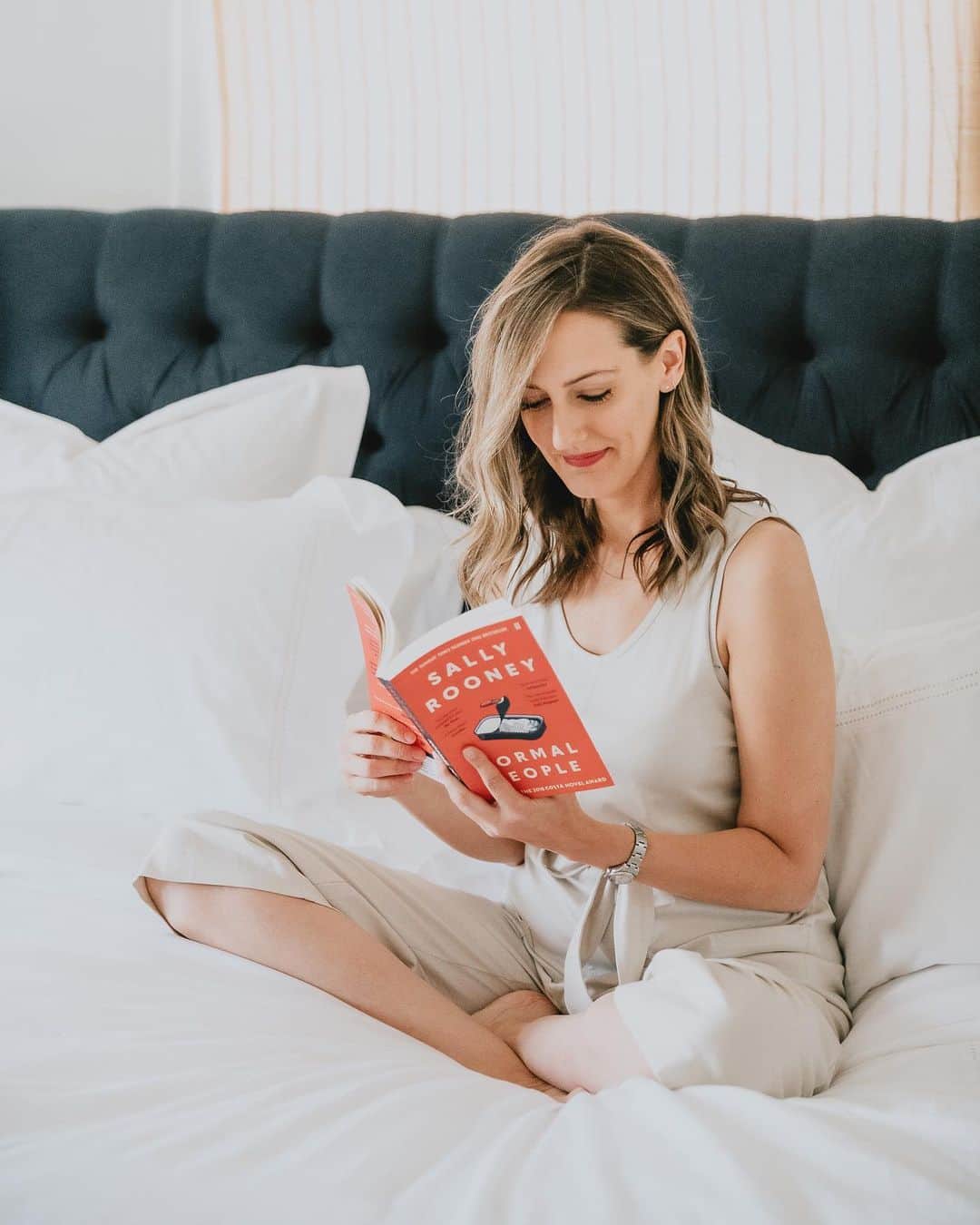 Anna Jane Wisniewskiのインスタグラム：「I liked the book Normal People but I actually think I liked the Hulu series more! That never really happens, right?   Another film iteration I preferred over the book was Devil wears Prada (if it’s on TV, I’m watching it). Ok, your turn: movies/shows that you preferred over the book! #normalpeople   📸 @ironandhoney」