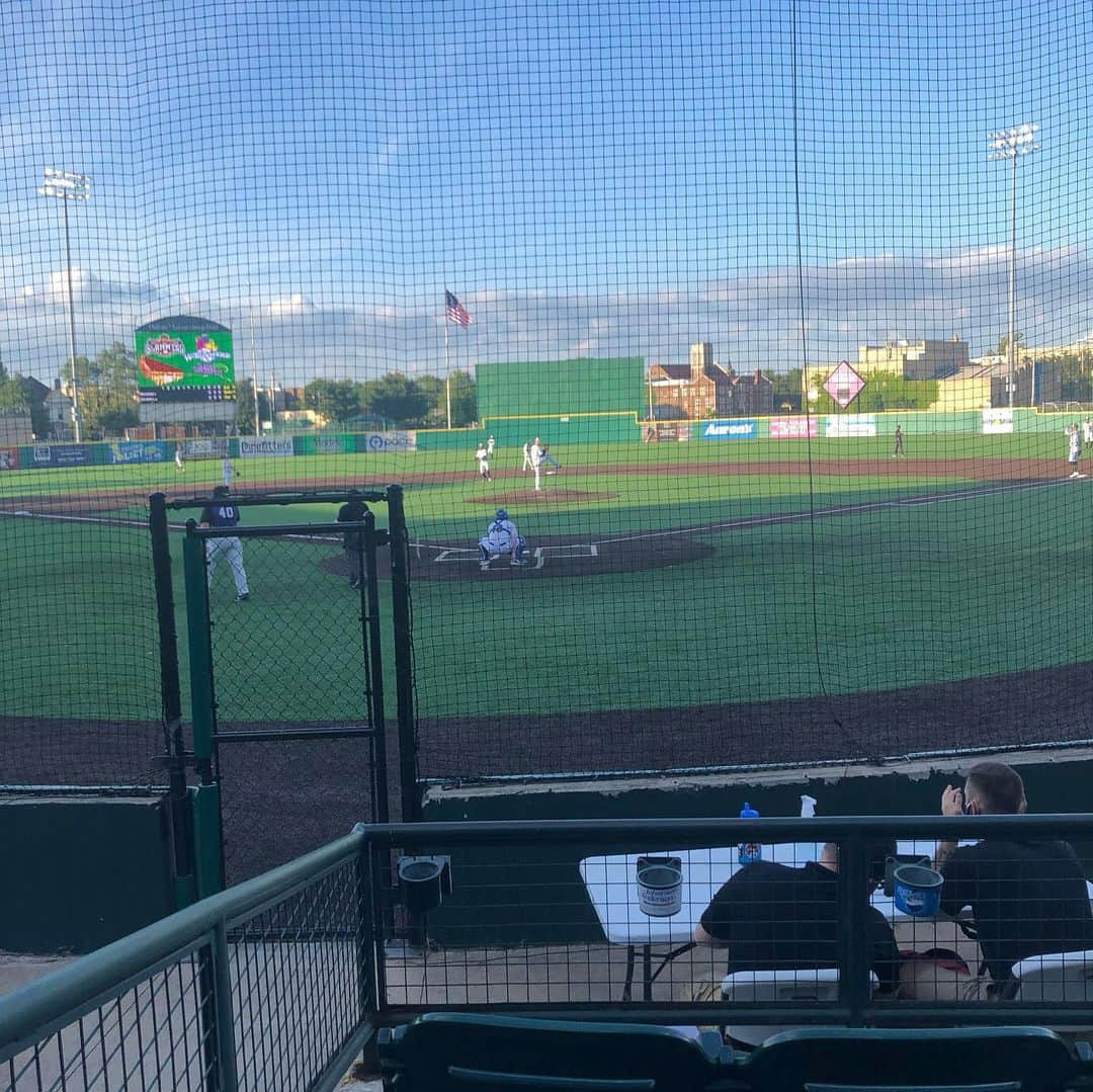 ブライアン・バリントンのインスタグラム：「Back at the ballpark tonight! Brought my sidekicks!」