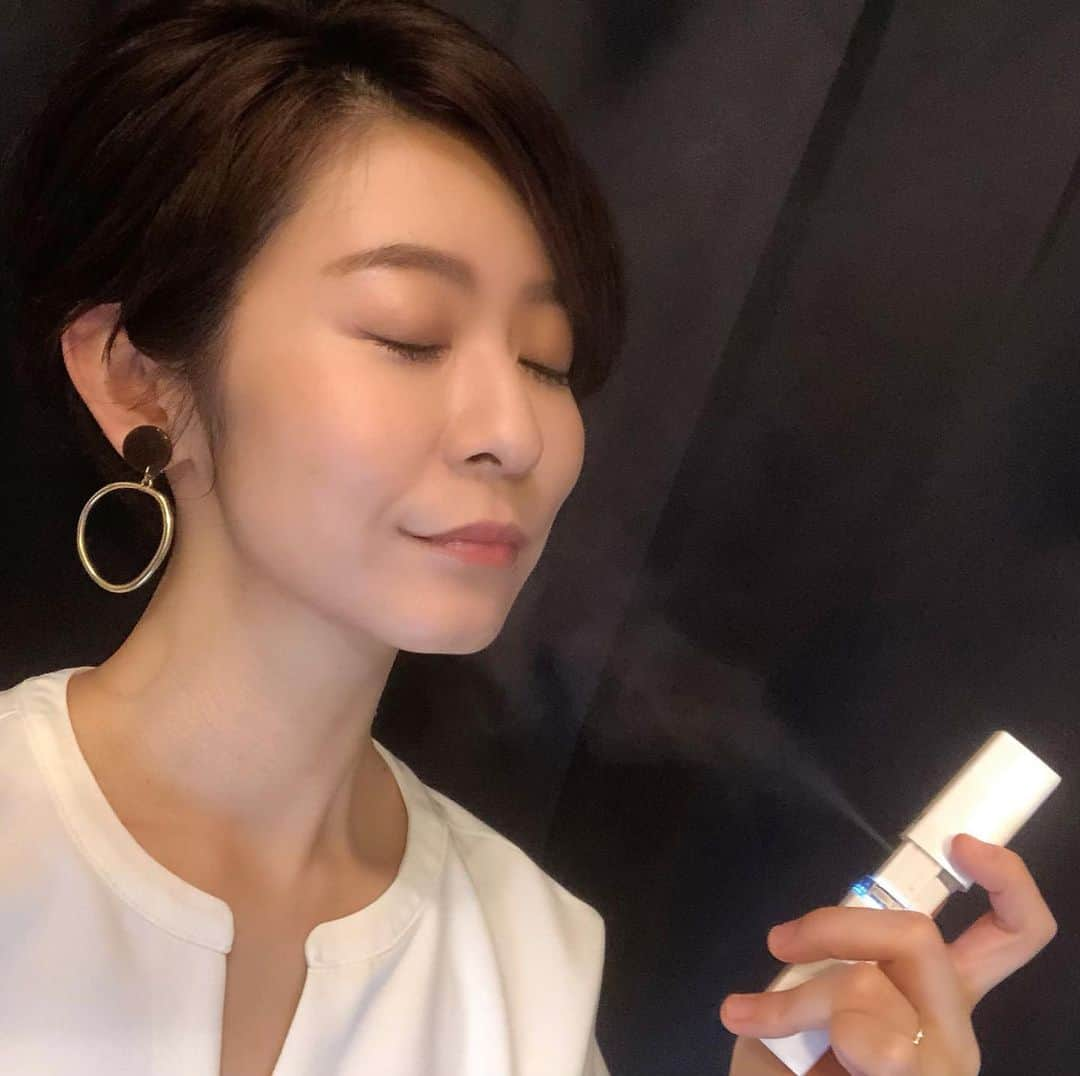 廣松叶子さんのインスタグラム写真 - (廣松叶子Instagram)「❇︎❇︎﻿ #ヤーマン (@yaman.official)より#新発売 された﻿ 携帯ミスト#美顔器 MINERAL air SKIN使ってみました✨﻿ #sponsored @mineralair_jp @mineral_air﻿ ﻿ MINERAL airといえば浴びるファンデが有名ですが﻿ #ミネラルエアースキン はその技術を応用しているから﻿ #ミスト の粒子がとにかく細かくて気持ちいいです☺️ ﻿ ﻿ 今年ならではの悩み、#マスク による#肌荒れ にも心強く﻿ 小さくて優秀なので出かける時の必需品です🎶﻿ ﻿ 専用ミストウォーターも肌のことを考えられて﻿ #ヒアルロン酸 や#ビタミンC誘導体 が入っていて、﻿ #ヴィーガン処方 なので#敏感肌 のわたしでも☘﻿ 安心して使えます☺️💓﻿ ﻿ 朝のメイク前、日中の#メイク直し 夜の#スキンケア﻿ どんなシーンでも役立つのでオススメです🙆‍♀️﻿ ﻿ ●ミネラルエアー スキン スターターセット ﻿ （本体／ミネラルエアミストウォーター 28mL ／USB ケーブル）﻿ 15,000円（税抜）﻿ ﻿ お手入れも簡単なのでぜひ一度、お試しください✨﻿ ﻿ ---﻿ #PR﻿ #美容﻿ #新商品﻿ #スキンケア﻿ #minerlair﻿ #beauty﻿ ﻿」7月17日 10時34分 - hiromatsu_kanako