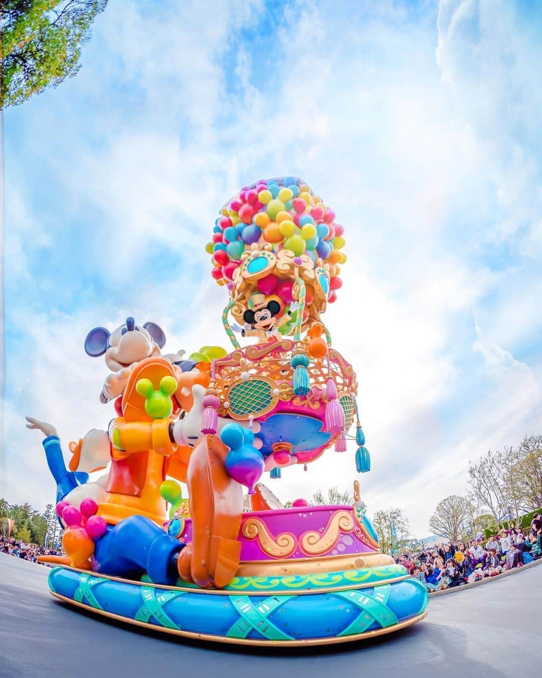 Kahoさんのインスタグラム写真 - (KahoInstagram)「. . Happiness is Here 🌈. . カラフルで、青空がよく似合うパレードだったね☺️🎈. . . おおきなパレードとかショーで. キャラクターが楽しそうにしてる姿を. 早くまた見たいなあ🥺✨. . .    #disneyland #tokyodisneyresort #tdr #tdl #disneygram #instadisney#disneyparks #disneyfan #disneyphoto #disneypic  #Disneyside #Disneylove #tokyodisneyland #disneylandtokyo #colorful #disney#tokyodisneyland#disneyphotography #japan #japan_of_insta #japan_day _view #disneylandtokyo #disneylandjapan #mickeyballoons #happinessishere #mickeymouse#mickey #japan_daytime_view  #東京ディズニーリゾート #東京ディズニーランド #ディズニー #ディズニー風景」7月17日 10時38分 - kah05disney