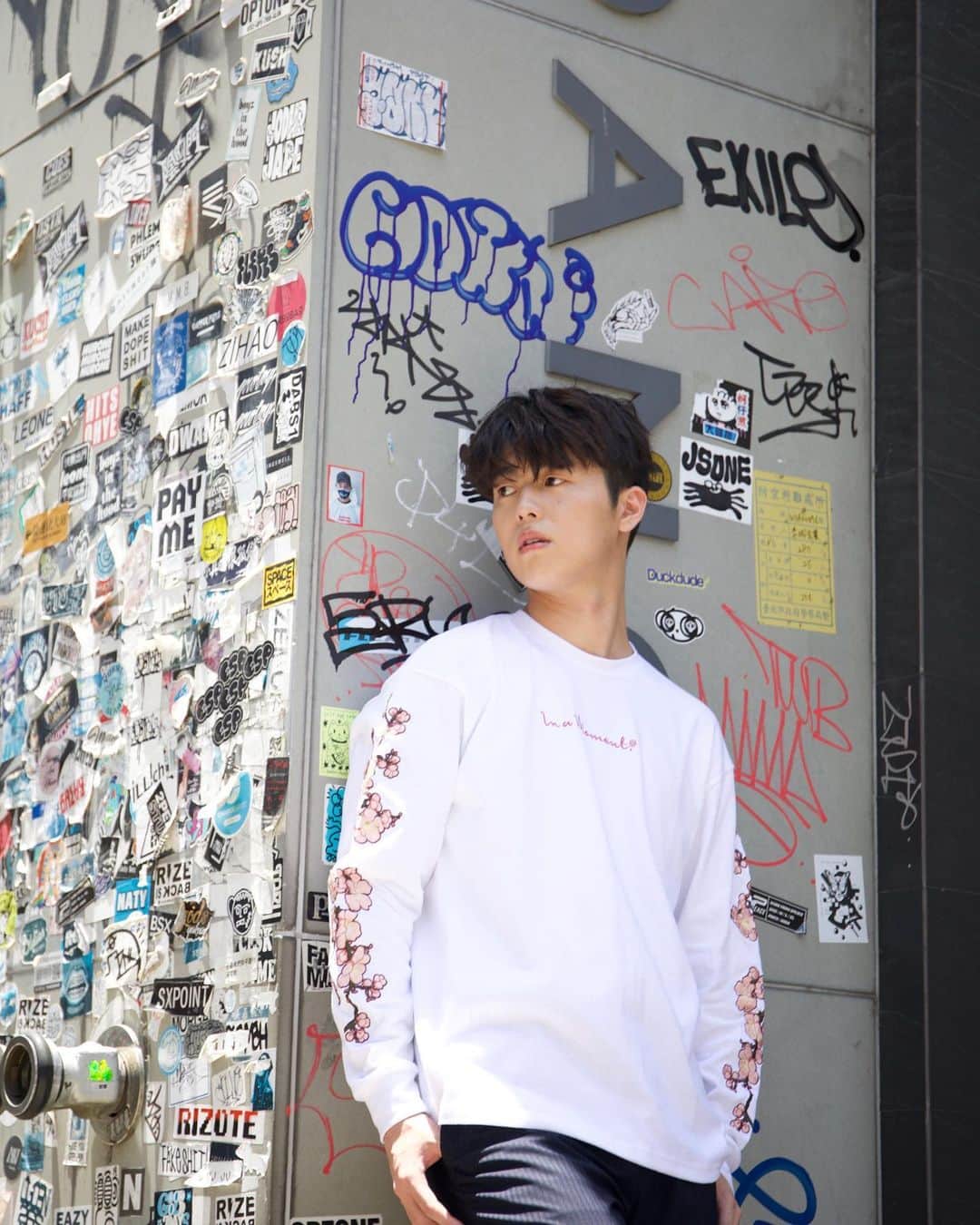 ヴァンキッシュのインスタグラム：「台湾の人気YouTuber Tommy×VANQUISHコラボレーションオフショット📸🐕🇹🇼  ㅤㅤㅤㅤㅤㅤㅤㅤㅤㅤㅤㅤㅤ また、~7.17(FRI) までの期間、COLLABORATIONを記念した〈Tommyフェア〉を開催中✨  【フェア内容】✅ VANQUISH商品が30％OFFとなります。(一部除外有り)  VANQUISH直営店・WEBサイトにてVANQUISH商品をお買い求めいただいたお客様のみ、"YouTuber Tommy×VANQUISH　COLLABORATION  STYLEBOOK" をプレゼント。 （※数には限りが御座いますのでご了承ください。）  【STYLEBOOK取扱場所】 VANQUISH渋谷店 VANQUISH心斎橋店 VANQUISHオフィシャルWEBサイト ㅤㅤㅤㅤㅤㅤㅤㅤㅤㅤㅤㅤㅤ #VANQUISH #VANQUISHJP #tommytommyjapan」