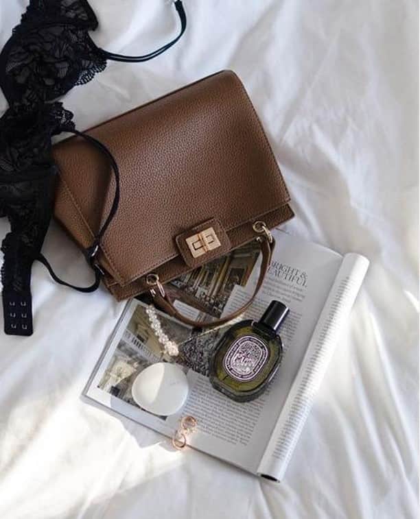 のインスタグラム：「Just a few of @barelytherebeauty favourite things. Happy Friday 🖤⁠ ⁠ #oreliajewellery #fridayfashion⁠ ⁠ ⁠ ⁠」