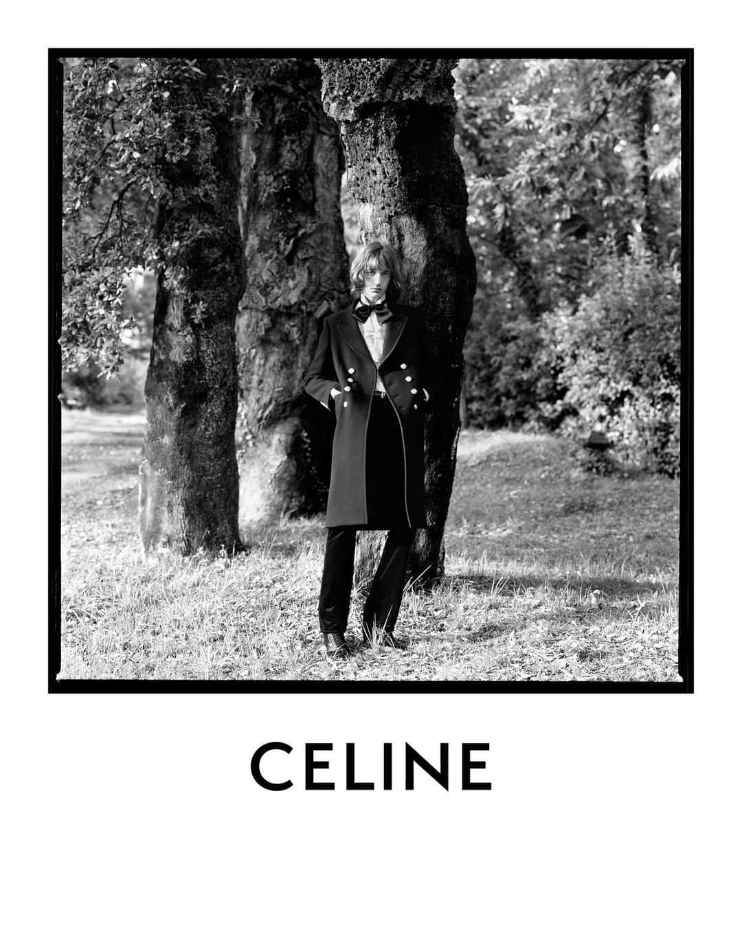 Celineさんのインスタグラム写真 - (CelineInstagram)「CELINE HOMME WINTER 20 CELINE BLACK TIE OFFICIER PEACOAT   COLLECTION AVAILABLE IN STORE AND AT CELINE.COM AUGUST 28 2020   DYLAN PHOTOGRAPHED BY @HEDISLIMANE IN SAINT TROPEZ IN JUNE 2020   #CELINEHOMME #CELINEBYHEDISLIMANE」7月17日 16時07分 - celine