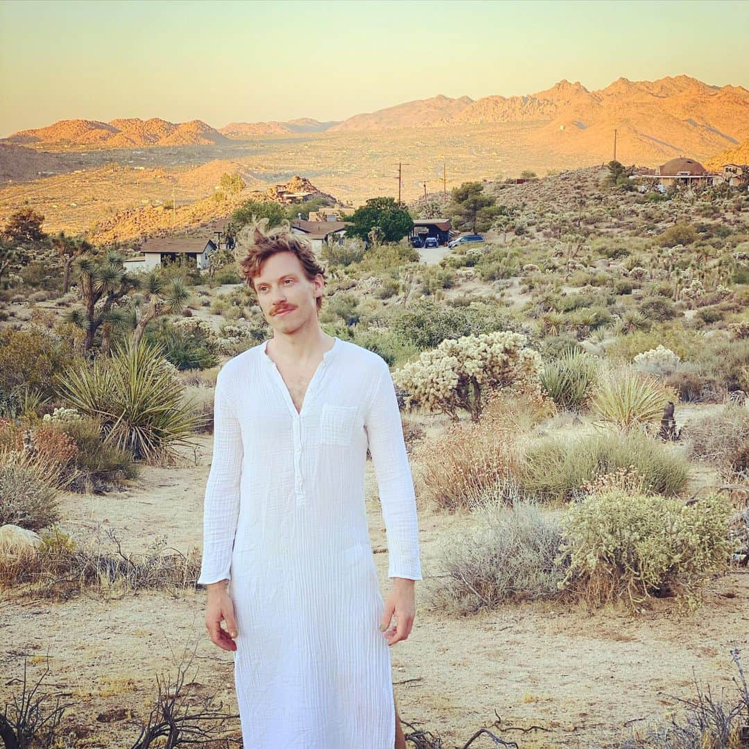 バーレット・フォアのインスタグラム：「Magic Hour 💫🌵✨  #tbt」