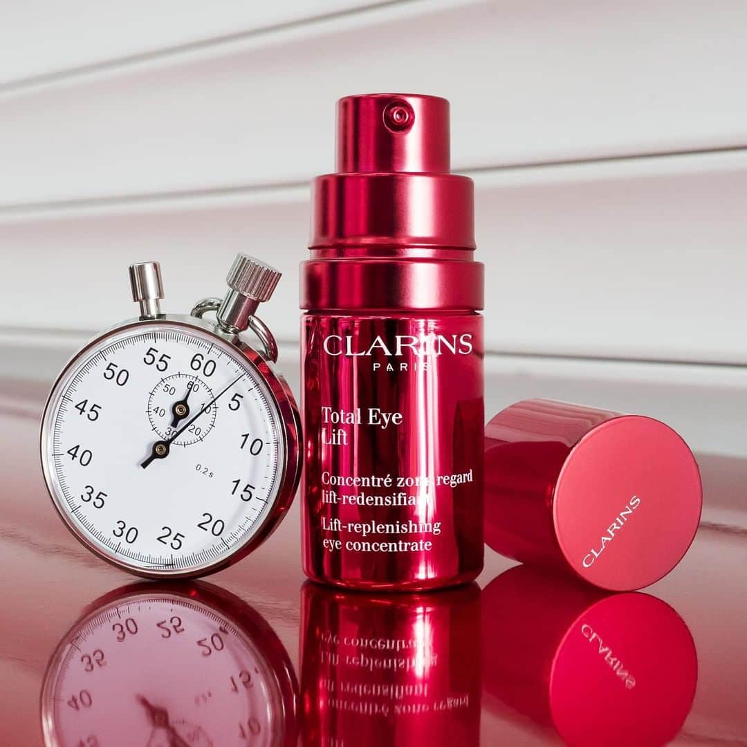 Clarins Canadaさんのインスタグラム写真 - (Clarins CanadaInstagram)「Beat the clock! Protect the face's most expressive and most fragile part from signs of fatigue & aging with Total Eye Lift. Its formula helps fight droopy eyelids by offering immediate smoothing, day after day lifting effects and effective replenishing actions.🕔⁣ __________⁣ Combattez les effets du temps ! Protégez la zone la plus expressive et la plus fragile de votre visage contre les signes de fatigue & de l'âge avec Total Eye Lift. Sa formule aide à combattre le relâchement des paupières en offrant un effet lissant immédiat, des effets liftants jour après jour et une action réparatrice efficace.🕔⁣ .⁣ .⁣ .⁣ #Clarins #ItsAllAboutYou #ClarinsEyeExpert #TotalEyelift #ClarinsEyeCare」7月17日 10時45分 - clarinscanada