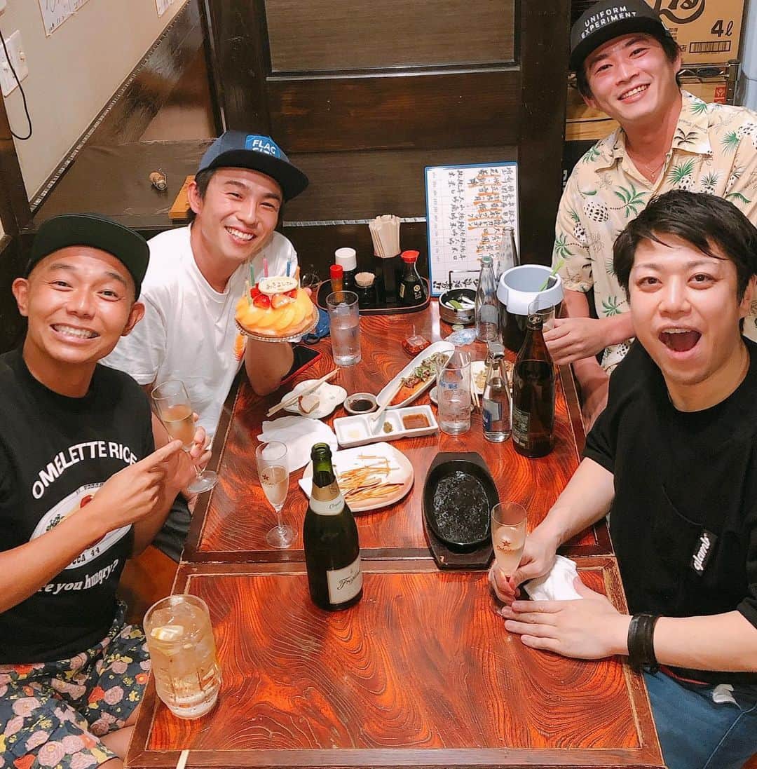そうすけのインスタグラム：「ちょっと遅くなったけど、チュウちゃんの誕生日会  もう32歳だって！  初めて会った時は18歳だったのに… 今では1児のパパ スゲ〜  誕生日おめでとう！  #中尾明慶 #誕生日 #きつねさーん #YouTube #ドラマセーラー服と機関銃で初めて会う #誕生日のプレゼントはTシャツ #そんなに気に入ってなかった #トホホ #市川欣希 #中尾明慶のきつねさーんディレクター #高松 #コンビ名火災報知器 #太田プロ #懐かしい話で盛り上がる  #いろんな思い出 #4人中3人がキャップ #おめでとう #サブロクそうすけ」