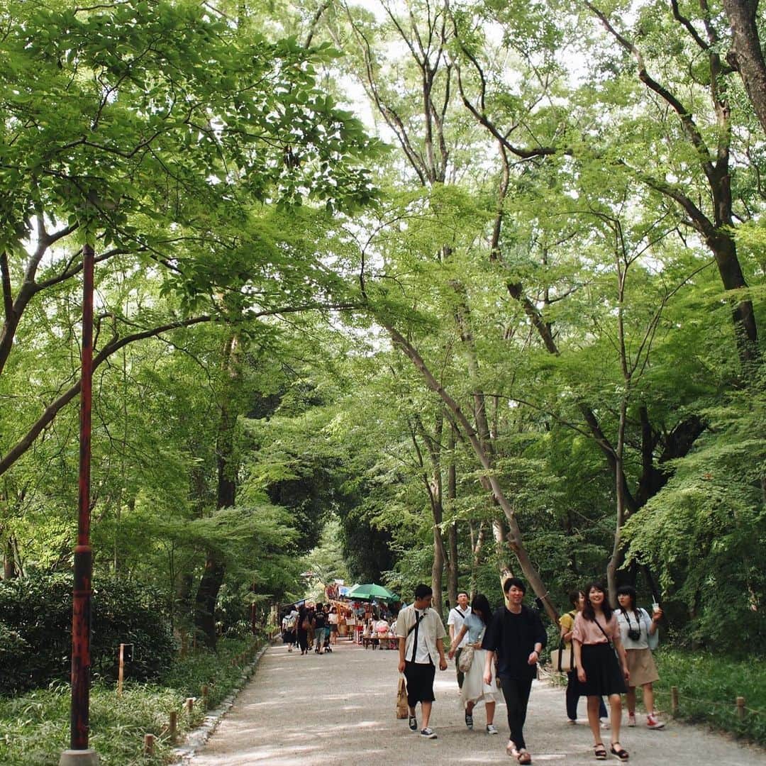 手紙社さんのインスタグラム写真 - (手紙社Instagram)「【締切間近！　GOOD MEETING：おうちから京都へ！　下鴨・御所東エリアを歩こう！】﻿ 1時間にぎゅぎゅっと凝縮された「1 hour 京都トリップ」は、Googleのストリートビューという機能を使いながら、京都をゆるりと巡る旅番組。この旅の案内人は、京都に移住して10年、著書に『京都のいいとこ。』（朝日新聞出版）を持つ、編集者でライターの大橋知沙さん。京都の街をバーチャルでお散歩しながら、手仕事の道具やうつわなど、暮らしにまつわるものを愛する大橋さんおすすめの場所や、お気に入りのお店をご紹介します。﻿ ﻿ 今回のコースは「下鴨〜御所東」エリア。﻿ きれいな水辺を歩いたり、かき氷がおいしいお店に寄って、ちょっと涼みながらお散歩しませんか？　雑貨屋さんや古道具店など、大橋さんおすすめのお店に寄り道もしながら過ごす充実の1時間。一緒に旅をしているかのように、「この景色きれい！」「ここのお店のおすすめは？」など、ぜひ音声やチャットでお話しつつ一緒に歩きましょう！﻿ ﻿ ＜大橋知沙「1 hour 京都トリップ」開催概要＞﻿ 日時：7月19日（日）10:30〜12:00﻿ 定員：20名﻿ 参加費（プチおみやげ付・送料込）：一般 ¥1,500（税込）/ 部員 ¥1,400（税込） ﻿ 申込み：受付中／7月18日（土）18:00まで﻿ ※部員の方は、部員優先受付期間を過ぎますと、一般価格での受付となります。﻿ ﻿ ▶︎詳しくは「@tegamisha」プロフィールのハイライト「GOOD MEETING」より公式サイトへ！　 CALENDERより「7/19（日）10:30〜『1 hour 京都トリップ』」をチェック！﻿ ﻿ ◎GOOD MEETINGってどんな場所？﻿ 手紙社が敬愛する作り手やお店のオーナー、書き手やパフォーマー、あらゆるジャンルの気になる方々をナビゲーターにお迎えして、Zoom上で講座やワークショップ、部活動的な集い、暮らしにまつわる情報交換を行う場です。﻿ ﻿ #手紙社#手紙舎#tegamisha#GOODMEETING#グッドミーティング#大橋知沙#京都#散歩#バーチャル散歩#移住#旅行#旅#trip#京都のいいとこ#うつわ#洋服#下鴨#御所東#1hour京都トリップ﻿」7月17日 11時02分 - tegamisha