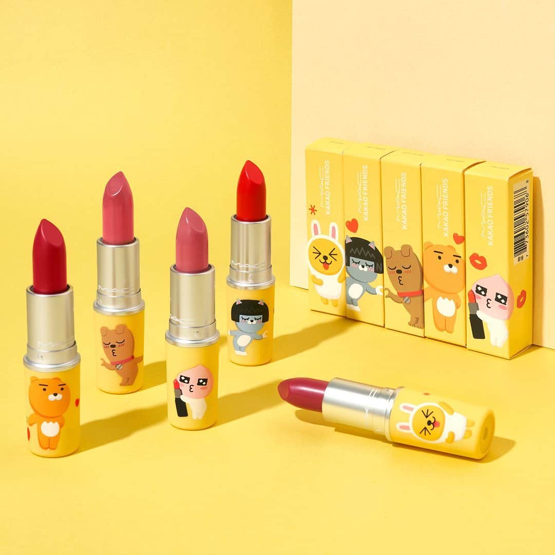 M∙A∙C Cosmetics Japanのインスタグラム：「【本日公式オンラインショップ先行発売】 韓国最大のメッセンジャーアプリ、「カカオトーク」との限定コラボコレクションが登場💄✨ ㅤ 「カカオトーク」のオリジナルキャラクターがリップスティックのパッケージに。キュートなパッケージとカラーのプレイフルなリップスティックを見逃さないで！ ※一番左のルビー ウー リップスティックは、日本未発売色になります。 ㅤ 税込¥3,630  ※7月22日(水) M·A·C心斎橋先行発売 ※7月29日(水) 全国発売 ㅤ 【公式オンラインショップ限定特典】 ☑︎7月23日(木) 23:59まで全品送料無料！ ☑︎初回ご購入のお客様へ10% OFFクーポンをプレゼント （クーポンコードwelcome）  ㅤ #MACカカオフレンズ #mackakaofriends  #MACCosmeticsJapan #MACCosmetics #MAC #MACコスメ #マックコスメ #コスメ#コスメ紹介#コスメ好き#コスメレポ #化粧品 #デパコス #コスメ部 #コスメマニア #メイク好き#メイク道具#美容大好き#美容好き#トレンドメイク#夏メイク#メイクテク#MACリップ#リップ#リップメイク#リップスティック#リップケア#ボリューム#ぷっくり#リップマニア」