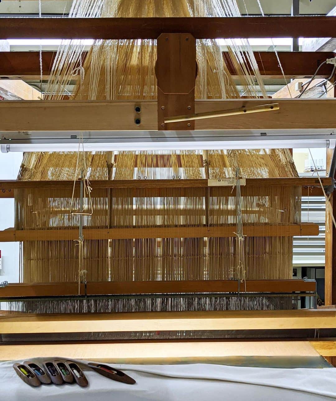 マドモアゼル・ユリアさんのインスタグラム写真 - (マドモアゼル・ユリアInstagram)「川島織物さんの工場を見学させて頂く為に京都へ行っていました😊 川島織物さんといえば帯や緞帳がまず思い浮かびますが、その歴史は江戸期に始まっているのです！ 1843年（天保14年）に京都で呉服の悉皆業を開業したことに始まり、明治期になると日本の西洋化の流れもあり衣服だけでなく室内装飾や織物貿易に事業が広がりました🗺 実は先日取材した赤坂離宮の室内装飾も川島織物さんが手掛けられている物が沢山あったり、祇園祭の祭礼幕の復元や新調、修理事業も行っていたり、歌舞伎観劇が趣味の私にとって緞帳はよく目にするし、意外と見かける機会が多いのです👀✨ 緞帳の織機は長さは20m以上あって、圧巻でした！しかも人の手でちゃんと織っている事に驚きました！😳 染色も職人さんの目と感覚で行われる繊細な作業が多かった事も印象的でした。 ほぼ一日がかりで見てきたので、レポートはいくつかに分けてお届けします！🙋🏻‍♀️ @kawashimaselkon_textiles  #kawashimaselkontextiles #川島織物セルコン #緞帳 #京都」7月17日 11時28分 - mademoiselle_yulia