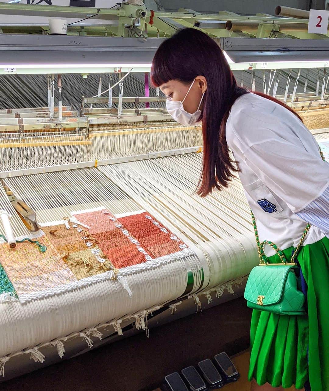 マドモアゼル・ユリアさんのインスタグラム写真 - (マドモアゼル・ユリアInstagram)「川島織物さんの工場を見学させて頂く為に京都へ行っていました😊 川島織物さんといえば帯や緞帳がまず思い浮かびますが、その歴史は江戸期に始まっているのです！ 1843年（天保14年）に京都で呉服の悉皆業を開業したことに始まり、明治期になると日本の西洋化の流れもあり衣服だけでなく室内装飾や織物貿易に事業が広がりました🗺 実は先日取材した赤坂離宮の室内装飾も川島織物さんが手掛けられている物が沢山あったり、祇園祭の祭礼幕の復元や新調、修理事業も行っていたり、歌舞伎観劇が趣味の私にとって緞帳はよく目にするし、意外と見かける機会が多いのです👀✨ 緞帳の織機は長さは20m以上あって、圧巻でした！しかも人の手でちゃんと織っている事に驚きました！😳 染色も職人さんの目と感覚で行われる繊細な作業が多かった事も印象的でした。 ほぼ一日がかりで見てきたので、レポートはいくつかに分けてお届けします！🙋🏻‍♀️ @kawashimaselkon_textiles  #kawashimaselkontextiles #川島織物セルコン #緞帳 #京都」7月17日 11時28分 - mademoiselle_yulia