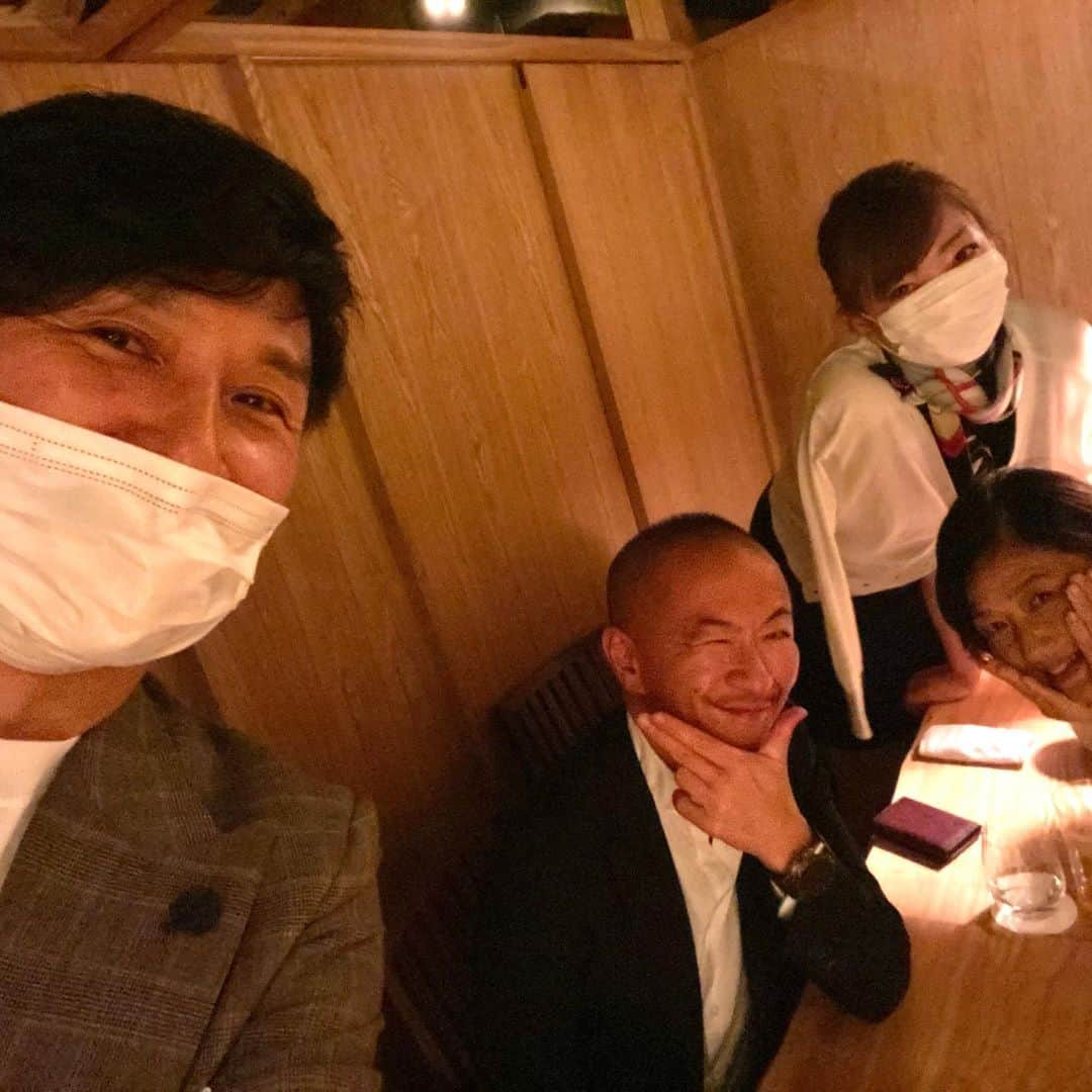 戸賀敬城さんのインスタグラム写真 - (戸賀敬城Instagram)「タグ・ホイヤーの向井社長と、大友ちゃんと、秋冨ちゃんと、銀座の会員制の鉄板焼き屋さんでした。  鉄板焼きとは思えないほどいい仕事していました。  まさかの！サッカーの評論家の中西さん！！！ レアルの中井卓大選手もいた！！！ 16歳のピッピと撮りました(笑)  #タグホイヤー  #モナコ  #タグホイヤーモナコ  #レアルマドリード  #ピッピ  #中井卓大  #中西哲生  #戸賀敬城  #realmadrid  #takuhironakai  #tagheuer  #tagheuermonaco」7月17日 11時33分 - togacci53