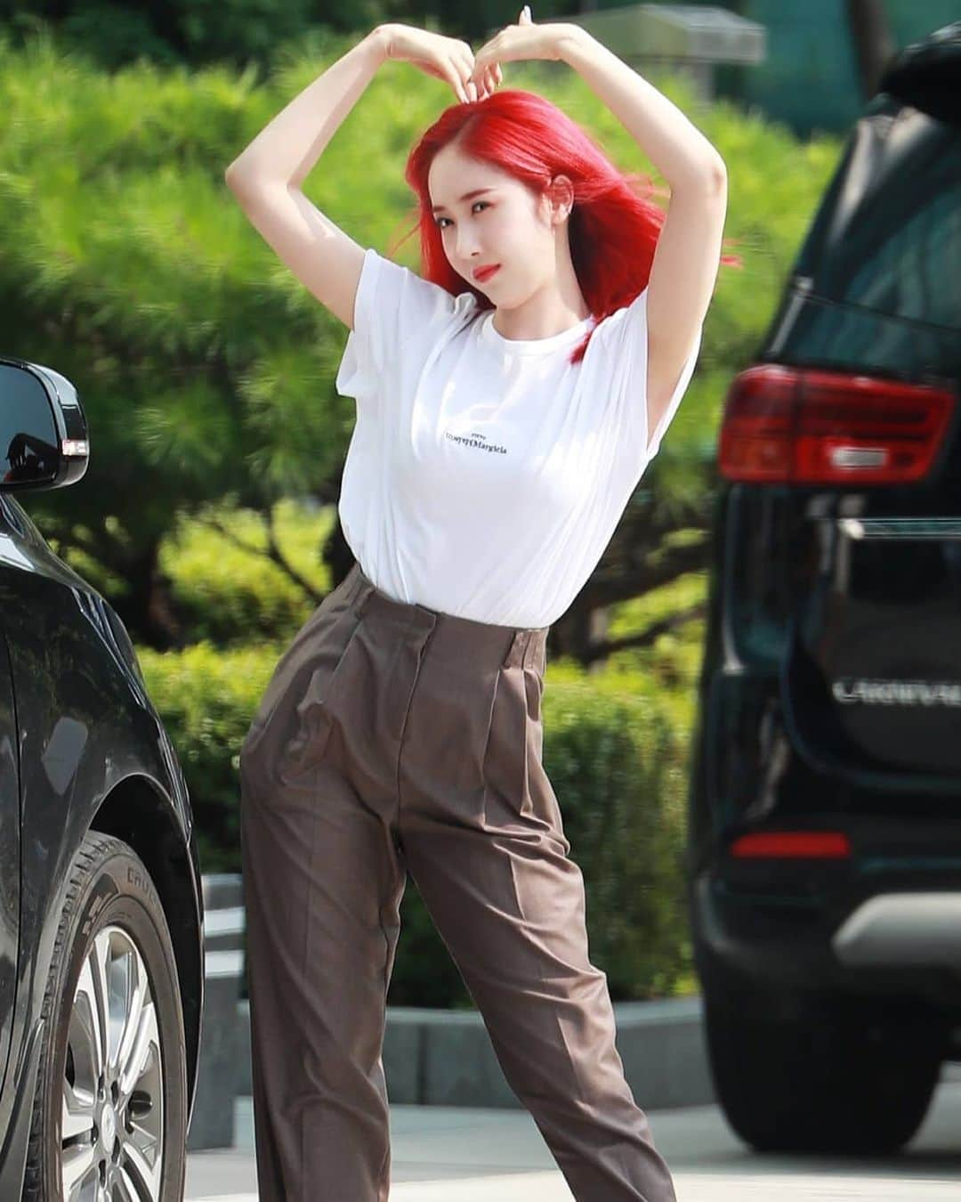 シンビのインスタグラム：「[4PICS] 200716 ; #신비 #Sinb heading to SBS Power FM "Cultwo Show" — ©이분의일」