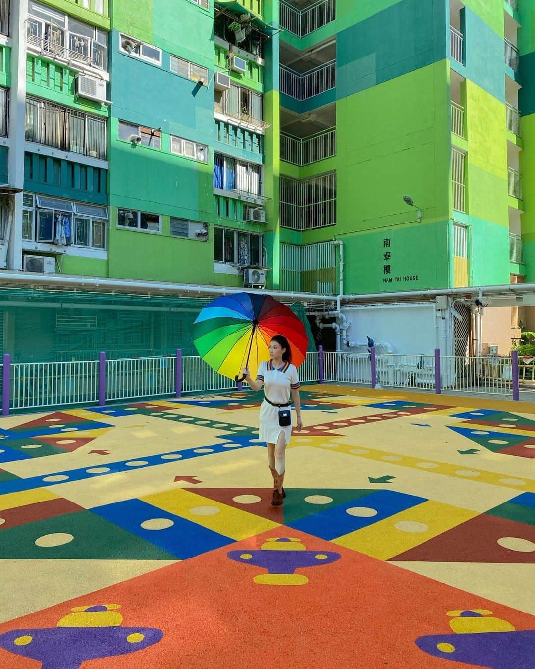 LIKARANAIさんのインスタグラム写真 - (LIKARANAIInstagram)「在香港找尋彩色的小角落拍照🌈 每到一處感覺有著像小時候在集郵票的樂趣 － 一直以為這屋邨只有綠色那幾個半型鐵架的空境很好拍 原來還有這個飛行棋遊樂場也很可愛 至少我兒子完全愛上 因為旁邊有一個扭數字的設施 可以玩真人版飛行棋啊✈️ － 🔴🟠🟡🟢🔵🟣🔴🟠🟡🟢🔵🟣 。 。 。 。 。 。 #hongkong #homekong #香港 #香港旅行 #香港旅 #南山邨 #namshanestate #kowloon #公共屋邨 #hongkonginsta #discoverhongkong #hongkongart #instahk #hongkongphoto #timeouthongkong #hkig #likeforlikes #shoutout #lightroom #lightroompresets #lightroom調色 #hkblogger #写真好きな人と繋がりたい #カメラ女子 #カメラ好きな人と繋がりたい」7月17日 11時42分 - likaran