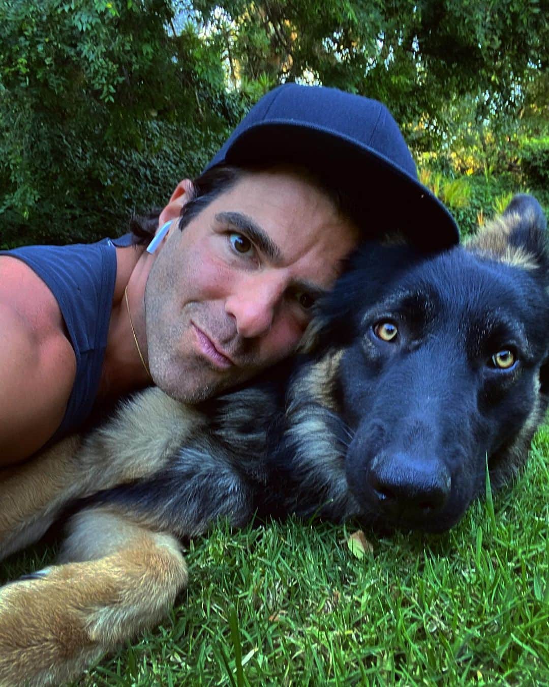 ザカリー・クイントのインスタグラム：「if you know me you know. thank you @adventuresindogtraining for being such an incredible teacher. welcome home sweet river.」