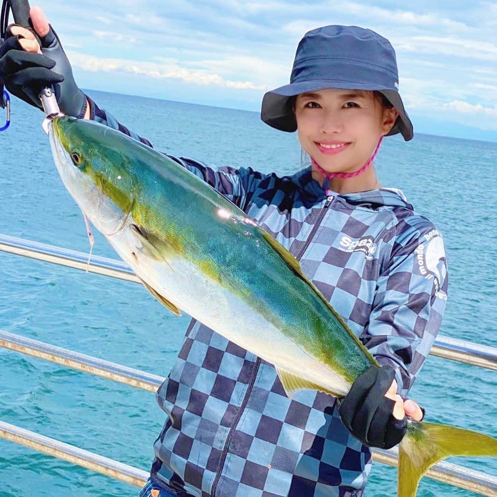 Chiakiのインスタグラム：「. まさかのブリ‼️釣れた🎣 安いオマケのリール使ってたから釣った後潰れちゃった😂 釣り用具色々欲しくなってきたなぁ😆🌈 ･ #釣り #ブリ #釣りガール #釣り女子 #海釣り #釣り好き #釣りスタグラム #tsurijoy #ルアーフィッシング #fishing #ジャッカル #ジャッカルルアー #釣り初心者 #釣り #青物」
