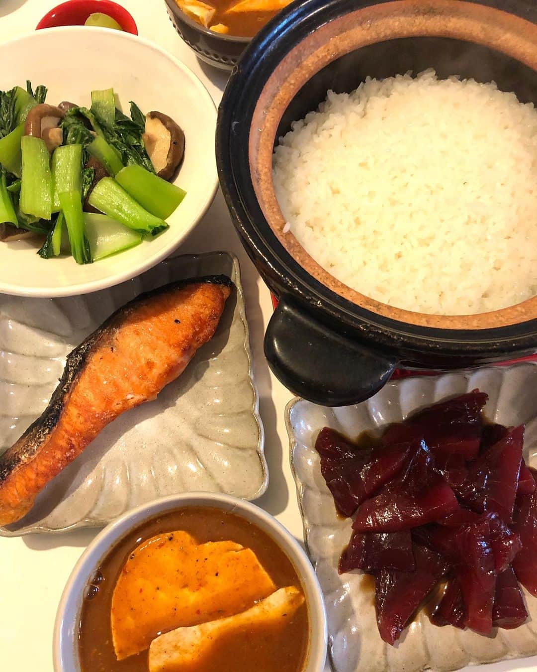 甘糟記子さんのインスタグラム写真 - (甘糟記子Instagram)「先日の昼ごはん！相変わらずの土鍋ご飯とおかずだよ(o^^o)  こないだ豊洲でシャケの切り身も沢山買って冷凍してあるしね(≧∀≦)  あとはまだ残ってたマグロを漬けにして( ^ω^ )  あとは、まるは　@maruha_gotanda で買っておいた冷凍の辛スープを温めて豆腐を投入！  　野菜は青梗菜と椎茸を胡麻油で炒めて。  息子殿もまるはの辛スープにチャレンジしたらハマってしまい、ご飯にかけてヒーヒー言いながら食べてました（笑）  子供が辛いもの食べられるようになってくると、一緒に行けるお店が増えて嬉しい(๑˃̵ᴗ˂̵)  その後は息子殿のzoom！  横でオタク娘のようなカッコをした姫が、モッピィ相手になにかしてました(o^^o) もはやお兄ちゃんの邪魔にしかならない（笑）  家でワイワイもいいけど、勉強はやっぱり早く学校でやらせてあげたいな。  #甘糟ご飯#昼ごはん#土鍋飯#土鍋ご飯#息子殿姫#息子殿#姫」7月17日 11時50分 - norihey924