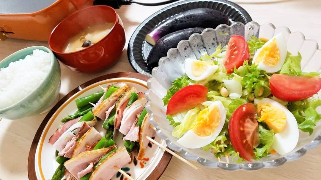 石関友梨のインスタグラム：「週に1日牛タンDay🍴  今回のはコストコ 分厚くてブリブリ✨  #牛タン #おうちごはん #ホットプレート #BRUNO #しっとり焼けるので最高 #サラダ #ハムアスパラ #コストコ #お味噌汁 #茄子」