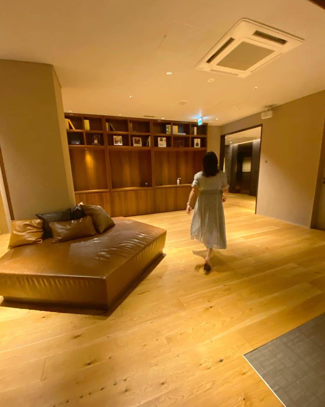石井里奈さんのインスタグラム写真 - (石井里奈Instagram)「こんにちは☀️ . 先週はお母さんが東京にきていたので、うちだと狭いので半蔵門にあるネストホテルで一緒に宿泊✨ @nest_hotel_jp  . ウェブで簡単予約できて全室禁煙、ロビーもおしゃれで部屋も綺麗なので女性一人利用も多い気になってたホテル🙆‍♀️ . 今だとテレワーク利用でデイユースで使う人も多いみたい！ネットカフェより個室でセキュリティーもしっかりしてるからいいよね🥰 . 朝食も天然酵母パンが食べれて（バルミューダで焼ける）、美味しくて大満足🙆‍♀️  半蔵門駅から徒歩30秒くらいなのでとても便利だったよ❤️ . 部屋着は @_kurolee_ 💕このドレスの名前がRinaでオーダーしました👏笑 . ここでテレワークするのいいなぁ💻 気分転換にもなりそうだよね🙆‍♀️ . 午後も頑張りましょう❤️ . #nesthoteljapan #nesthotel #ネストホテル東京半蔵門 #ネストホテル #ビジネスホテル #ホテル #東京ホテル #東京出張 #半蔵門 #出張 #テレワーク #テレワークスペース #ワーキングスペース #サテライトオフィス #東京旅行 #東京観光 #タビジョ #格安ホテル #部屋着 #パン #天然酵母 #天然酵母パン #ホテルライクインテリア #hotelierlife #hotellife #hotelliving #ホテル好き #ホテル巡り #ホテル暮らし #東京散歩」7月17日 11時56分 - ri7tin1025
