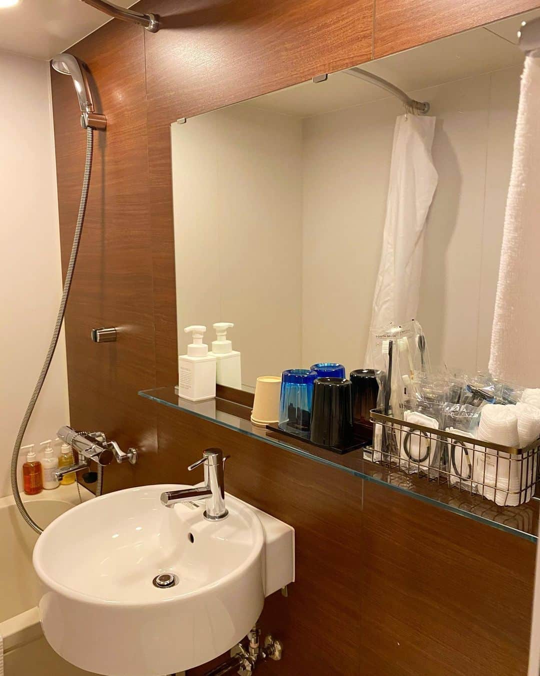 石井里奈さんのインスタグラム写真 - (石井里奈Instagram)「こんにちは☀️ . 先週はお母さんが東京にきていたので、うちだと狭いので半蔵門にあるネストホテルで一緒に宿泊✨ @nest_hotel_jp  . ウェブで簡単予約できて全室禁煙、ロビーもおしゃれで部屋も綺麗なので女性一人利用も多い気になってたホテル🙆‍♀️ . 今だとテレワーク利用でデイユースで使う人も多いみたい！ネットカフェより個室でセキュリティーもしっかりしてるからいいよね🥰 . 朝食も天然酵母パンが食べれて（バルミューダで焼ける）、美味しくて大満足🙆‍♀️  半蔵門駅から徒歩30秒くらいなのでとても便利だったよ❤️ . 部屋着は @_kurolee_ 💕このドレスの名前がRinaでオーダーしました👏笑 . ここでテレワークするのいいなぁ💻 気分転換にもなりそうだよね🙆‍♀️ . 午後も頑張りましょう❤️ . #nesthoteljapan #nesthotel #ネストホテル東京半蔵門 #ネストホテル #ビジネスホテル #ホテル #東京ホテル #東京出張 #半蔵門 #出張 #テレワーク #テレワークスペース #ワーキングスペース #サテライトオフィス #東京旅行 #東京観光 #タビジョ #格安ホテル #部屋着 #パン #天然酵母 #天然酵母パン #ホテルライクインテリア #hotelierlife #hotellife #hotelliving #ホテル好き #ホテル巡り #ホテル暮らし #東京散歩」7月17日 11時56分 - ri7tin1025