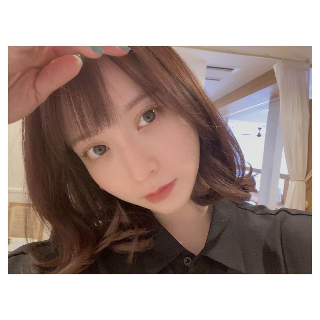 前原穂高のインスタグラム：「暖色な気分の#れんちゃんピンク✨️ 前髪も切って 全体もお整え😍 仕上げはマジックカーラーで🙌 ㅤㅤㅤ #韓国ヘア #韓国人風ヘア #愛の不時着  #niziu #twice #韓国コスメ #niziproject #根元パーマ #ヨシンモリ  #美容室Violet #美容師 #表参道  #栄 #横浜 #美容室 #表参道美容室 #横浜美容室 #栄美容室 #ヘア #ヘアスタイル #ヘアアレンジ #hpb_hair #ヨシンモリ巻き #hair #hairstyle #髪型  #ほだかっと #ほだからー #前原穂高 @violet_hairsalon  ☆前原穂高店舗出勤スケジュール☆ 表参道店勤務→🗼 横浜店勤務→⚓️ 名古屋店勤務→☕️ 7月17日(金)🗼 7月18日(土)🗼 7月19日(日)🗼 7月22日(水)🗼 7月23日(木)⚓️ 7月24日(金)🗼 7月25日(土)🗼 7月26日(日)🗼 7月29日(水)🗼 7月30日(木)🗼 7月31日(金)🗼 8月01日(土)🗼 8月02日(日)🗼 8月05日(水)🗼 8月06日(木)⚓️ 8月07日(金)☕️ 8月08日(土)☕️ 8月09日(日)☕️ 8月10日(月)🗼 8月12日(水)🗼 8月13日(木)🗼 8月14日(金)🗼 8月15日(土)🗼 8月16日(日)🗼 8月20日(木)⚓️ 8月21日(金)🗼 8月22日(土)🗼 8月23日(日)🗼 8月28日(金)🗼 8月29日(土)🗼 8月30日(日)🗼」