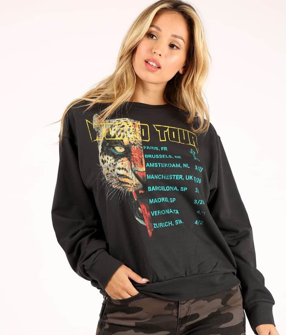 のインスタグラム：「Cozy vibes for summer nights in our best selling pullover 👌🏼 Grab yours today🙌🏽 . . . . . . . . . . . . . . . . . .  #wholesale #ootd #graphictees #stylewild #fashioninsta #createcultivate #fashiongram #fashioninspo #boutiqueshopping #boutiqueclothing #trending #wholesaleclothing #styletrends」