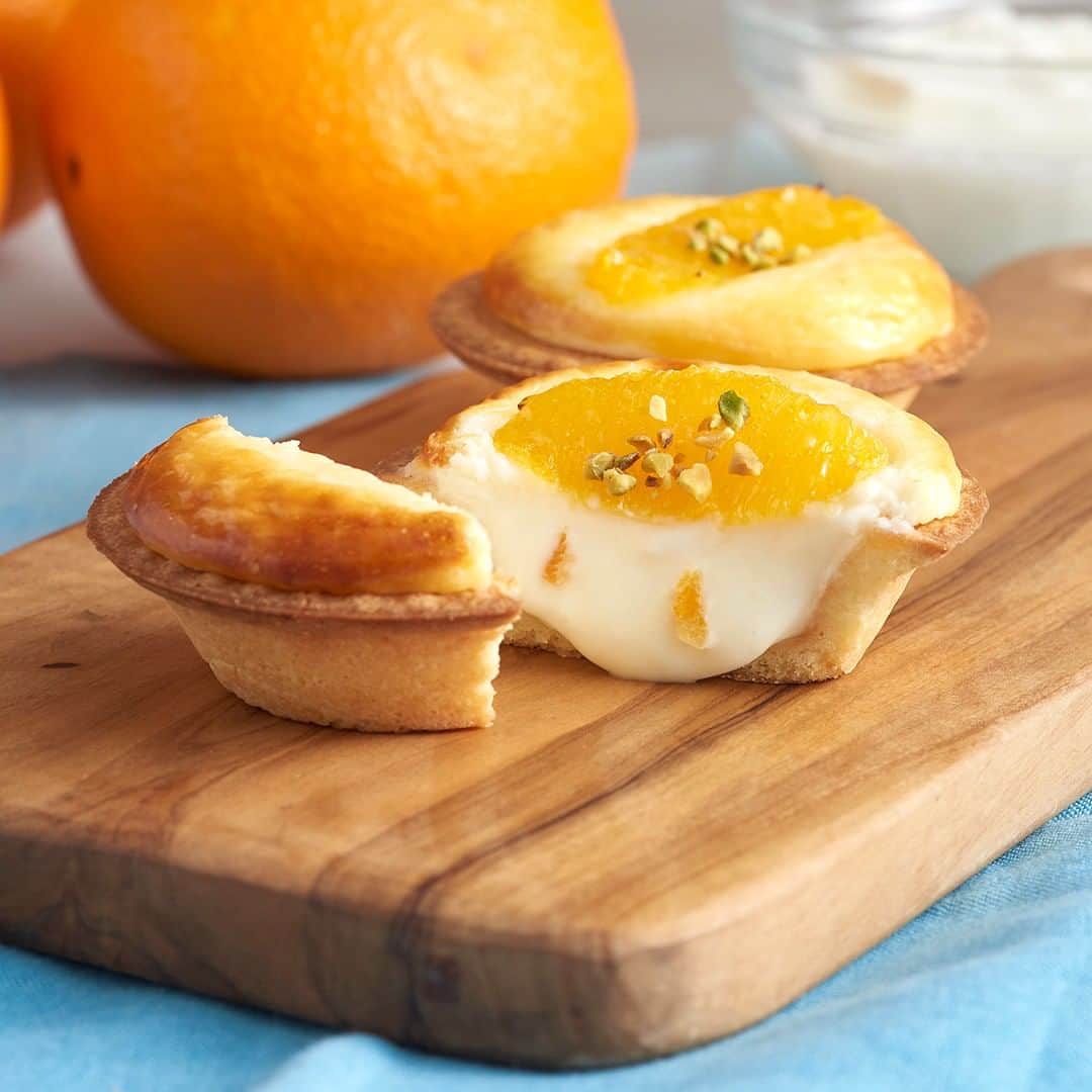 BAKE CHEESE TART OFFICIALさんのインスタグラム写真 - (BAKE CHEESE TART OFFICIALInstagram)「期間限定「オレンジヨーグルトチーズタルト」はもうお試しいただきましたか？ . . 濃厚なギリシャヨーグルトと、ほどよい酸味のサワークリームに、オレンジピールを練り込んだチーズムース。オレンジ果肉とピスタチオのトッピングは、見た目も味も、より爽やかに演出します🌿 . . 相性ぴったりなチーズタルトとオレンジです🍊ぜひ、今年の夏のおやつ時間に「オレンジヨーグルトチーズタルト」をお楽しみください✨ . . ※サンエーPARCO CITY店では販売しておりません。予めご了承ください﻿ ※各日数量限定の為、なくなり次第販売終了となります . . #オレンジヨーグルトチーズタルト #オレンジタルト #夏スイーツ #夏限定 #テイクアウト #テイクアウトスイーツ #おうちカフェ #おうちスイーツ #手土産 ﻿ #おやつ ﻿ #3時のおやつ﻿ #スイーツ ﻿ #スイーツ好き ﻿ #スイーツ部 #sweets #oranges #オレンジ #オレンジピール #オレンジヨーグルト #ヨーグルト味 #desserts #デザート #お菓子 ﻿ #チーズタルト専門店 #チーズタルト #チーズケーキ #タルト #ベイクチーズタルト ﻿ #bakecheesetart」7月17日 12時00分 - bakecheesetart