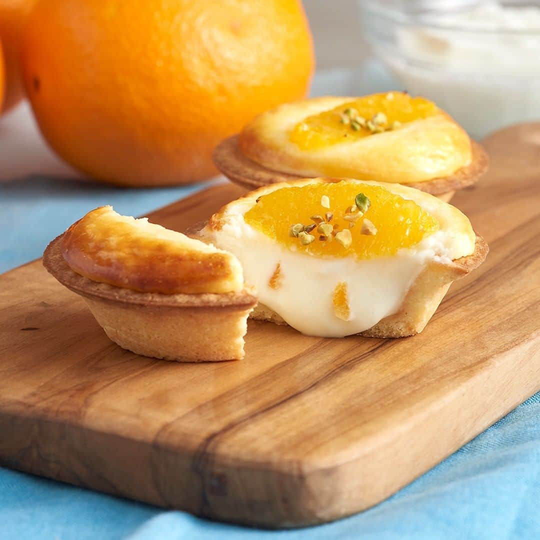 BAKE CHEESE TART OFFICIALのインスタグラム：「期間限定「オレンジヨーグルトチーズタルト」はもうお試しいただきましたか？ . . 濃厚なギリシャヨーグルトと、ほどよい酸味のサワークリームに、オレンジピールを練り込んだチーズムース。オレンジ果肉とピスタチオのトッピングは、見た目も味も、より爽やかに演出します🌿 . . 相性ぴったりなチーズタルトとオレンジです🍊ぜひ、今年の夏のおやつ時間に「オレンジヨーグルトチーズタルト」をお楽しみください✨ . . ※サンエーPARCO CITY店では販売しておりません。予めご了承ください﻿ ※各日数量限定の為、なくなり次第販売終了となります . . #オレンジヨーグルトチーズタルト #オレンジタルト #夏スイーツ #夏限定 #テイクアウト #テイクアウトスイーツ #おうちカフェ #おうちスイーツ #手土産 ﻿ #おやつ ﻿ #3時のおやつ﻿ #スイーツ ﻿ #スイーツ好き ﻿ #スイーツ部 #sweets #oranges #オレンジ #オレンジピール #オレンジヨーグルト #ヨーグルト味 #desserts #デザート #お菓子 ﻿ #チーズタルト専門店 #チーズタルト #チーズケーキ #タルト #ベイクチーズタルト ﻿ #bakecheesetart」