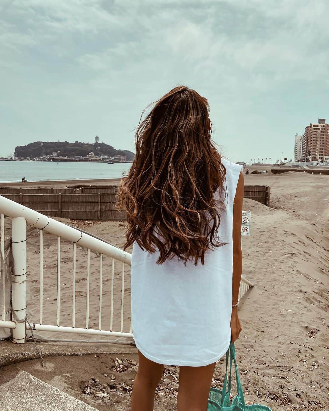 esutoreja_risaribonさんのインスタグラム写真 - (esutoreja_risaribonInstagram)「夏になると髪の毛切ります‼︎ そしてストレートかけます！ いいかんじの仕上がり🤗 根元ストレートかけて、カラーはいつもしないです😚 自茶です。 メシュをたしましたトップだけに！ 最近　@lalmamit で売っている pinkのスプレーに出会い感動をしてます‼︎ 夏巻きとれるから巻く前にやるスプレーを買ってみたらいいかんじ‼️ ぜひオススメしたい！ 後さらにオススメしたいやつは 日焼け止めプラスヘアーコロンのスプレー⭐️ めちゃいい匂い😭 色々匂いがあるけど、私はこの二つが好き！ prでもなんでもなく普通に私が愛用してるやつ！ オイルだけで髪の毛セットしたい時は、 白の入れ物のやつ！ 全部　ラルマミットで売ってます‼︎ 原宿駅すぐだから立ち寄ってみてください❣️ ストレートは絶対ストレート以外でも @tackrock にdmでも返事予約とれます❣️ . ちなみに着用してるめちゃ可愛いタンクトップは 21日販売の @esutoreja 新作です。 . #tackrock #lalmamit #ストレート#メッシュ#ヘアーコロン#巻き髪 #esutoreja」7月17日 12時00分 - esutoreja_risaribon