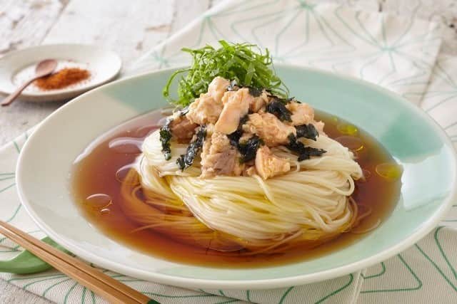 のインスタグラム：「【さけのりオリーブそうめん】 こんにちは、Chikakoです。 暑くなってきて、おそうめんの活躍する季節ですね。 今日は片さんの、さけの水煮缶詰を加えた 具たくさんのそうめんメニューをご紹介します！  そうめんだけだと、主食に偏ってしまいますが、 さけ缶詰を利用することで、主菜も揃う便利メニュー！  ぜひお試しくださいね～♪ ↓ https://oliveoillife.jp/recipe/10199/  #オリーブオイル　#オリーブオイルライフ #鮭　#海苔　#シャケ　#のり #ごはん #朝食 #おいしい #料理 #グルメ #クッキングラム #デリスタグラマー #レシピ #ごはん #おうちごはん #クッキング #いただきます #food #yammy #recipes #yummyfood #cooking #instafood #homemadefood #foodpic」