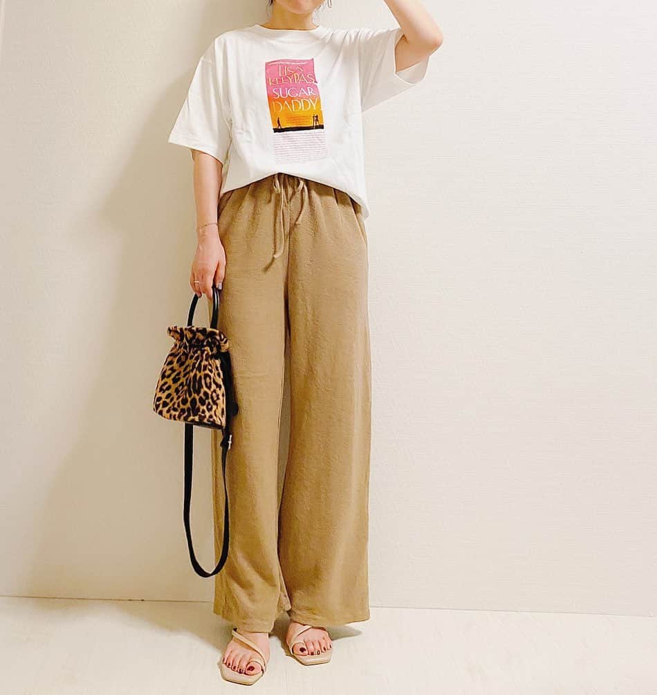 aiaiのインスタグラム：「🅲🅾🅾🆁🅳🅸🅽🅰🆃🅴 休日のカジュアルスタイル。  @quand_tokyo の展示会で一目惚れした 可愛いTシャツとコットンリネンの柔らかい生地が気持ちいい @release_supply のワイドパンツで楽ちんコーデ。  コーデの詳細はブログに書いています ☟☟ http://s.ameblo.jp/aiai987654  #fashion#outfit#style#coordinate#instagood#ootd#pic#instapic#コーデ#コーディネート#スタイリング#プチプラコーデ#本日のコーデ#大人カジュアル#プチプラ  #カジュアル #アラフォー #アラフォーコーデ #アラフォーファッション#夏コーデ #ベージュカラー #ベージュコーデ #ワイドパンツ #ワイドパンツコーデ #ベージュ#サンダルコーデ #休日コーデ #大人カジュアル」