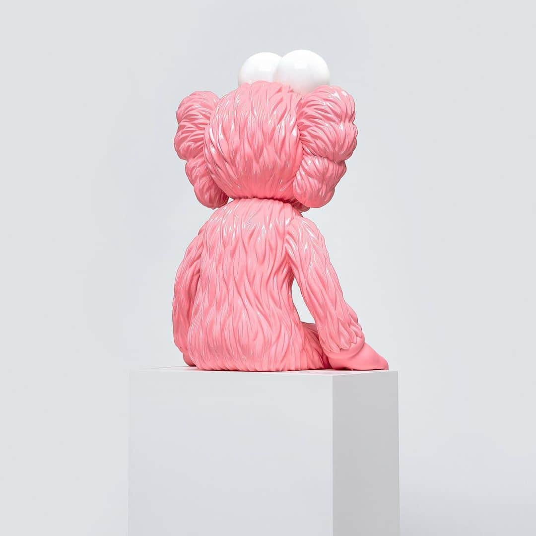 HYPEBEASTさんのインスタグラム写真 - (HYPEBEASTInstagram)「@hypebeastart: @kaws and @arr.allrightsreserved are back with a LED light “SEEING” sculpture in pink. The figure arrives in alloy and mixed media, and sits on top of a pedestal at 10 inches tall. It’s limited to a numbered and signed edition of 150, and will be available for raffle at AllRightsReserved’s @ddtstore from July 19-20. Find out more details via the link in our bio. ⁠⠀ Photo: AllRightsReserved」7月17日 12時06分 - hypebeast