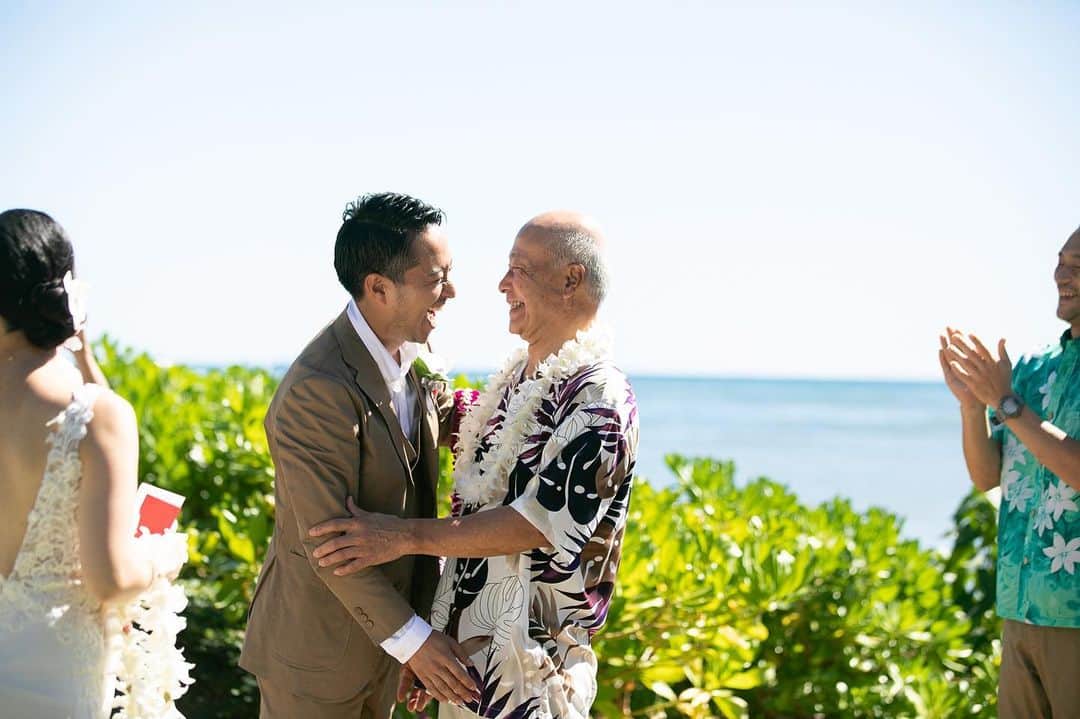 RealWeddingsのインスタグラム：「写真から溢れ出る幸せの瞬間☺︎♡たくさんのありがとうをレイに込めて♡ ﻿ Planning:@realweddings_hawaii﻿ Photo:@visionarijapan﻿  @tacophotohi﻿ Bouquet:@flowerflowerhawaii﻿ ﻿ ✴︎✴︎✴︎﻿  【期間限定キャンペーン】﻿ 7月末までに新規ご相談予約をしていただいたお客様対象に、人気の提携ドレスサロン6社から選べるドレス&タキシード最大38万円分のレンタル料をプレゼント！﻿ 詳細はReal Weddingsのホームページ・メール・お電話にてお問い合わせくださいませ。﻿ ﻿ #ハワイ挙式#ハワイウェディング#ハワイ婚#リゾ婚#リゾ婚ハワイ#海外ウェディング#ハワイ結婚式#プレ花嫁#フォトウェディング#海外挙式#レイセレモニー#日本中のプレ花嫁さんと繋がりたい#全国のプレ花嫁さんと繋がりたい#リゾートウェディング#2020秋婚#2020冬婚#2021春婚#結婚式準備﻿ #hawaii#wedding#instawedding#instaphoto#hawaiiwedding#hawaiiweddingplanner#realweddings_hawaii」