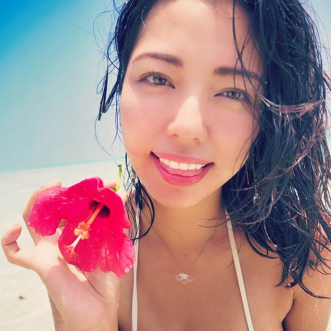 のインスタグラム：「2ヶ月ほど前にはじめたグラ活 @momoko_gravure  のご報告をさせてください✨  本日7/17日、 『Paradise Peach』 永野桃子・1st デジタル写真集 リリースしました👏✨  早速買って観てくれてる人がいっぱいで とっても嬉しいです❣️ 活動再開してフリーランスで初の作品をリリースする事が出来たのも、応援してくれる皆様のおかげです✨  そして確信した、自力でもやれば出来るっ✨ 当たり前のことなんだけど、 やろうかなって思ったことは、やってみると本当にスッキリするね❣️  その繰り返しとトライアンドエラーで、人生はより豊かに、自分も成長して行ける気がするよ✨何事も循環だな。。  あたたかいコメントやメッセージで むしろ私が癒されています。。 ありがとう✨  ではでは、 素敵な金曜日をお過ごし下さい！  🌹書籍情報🌹 書名『Paradise Peach』永野桃子・1st デジタル写真集 2020年7月17日(金)リリース 書誌情報 (電子版のみ) 99P 永野桃子オフィシャルHP  ¥2000(税込) https://www.momokonagano.com/shop (プロフィールリンクより) Amazon  ¥2200(税込) https://amzn.to/2ZkS42k  #永野桃子 #写真集 #海が好き #感謝」