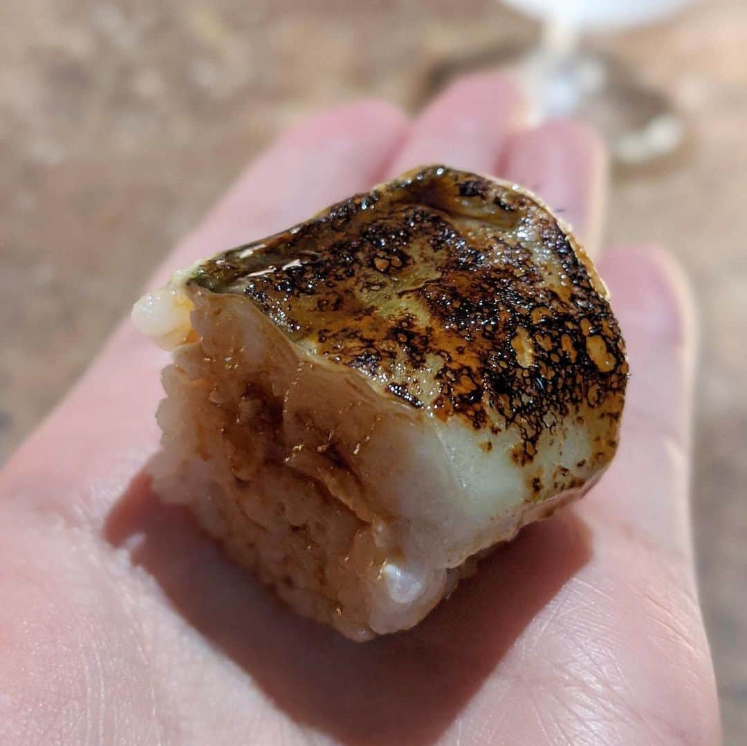 大見さなえさんのインスタグラム写真 - (大見さなえInstagram)「押し麦とモッツァレラチーズのムースの冷製リゾット 雲丹のせ😍﻿ 白金『RAMA TOKYO』﻿  11品8000円でリゾットやパスタもあって食べ応えあり😋🍝﻿ ﻿ 押し麦とモッツァレラチーズのムースの冷製リゾット 雲丹のせ ドライトマトの自家発酵させた醤油﻿ 麦米の食感が心地いい(*´꒳`*)✨﻿ ﻿ その他(所々名前わすれてる😂🙈)﻿ 魚介の煮込みのアニョロッティダルプリン 浅利のスープ﻿ ﻿ 薩摩牛のブレザオラ 西洋葱とパンジー バルサミコソース﻿ ﻿ 生クリームのテリーヌ 黒蜜ときなこ ベル・ローズ﻿ ﻿ 穴子の棒寿司 シェリービネガーの酢飯にドライトマトの自家発酵させた醤油 オリーブオイル﻿など ﻿ 恵比寿3丁目の交差点から裏路地入ったところで大人な隠れ家😎﻿ カウンター9席のオープンキッチンで﻿ シェフが目の前で調理してくださるので目で見ても楽しめる🐥﻿ ﻿ デートや夜は2時まで空いてる(L.O.1:30)ので食事後にお酒を楽しむ場としても🙆‍♀️﻿ ﻿ #イタリアン #italian #押し麦 #お米 #麦﻿ #ウニ #雲丹 #炭水化物 #肉テロ #飯テロ #美食 #レイマ﻿ #rama白金 #ramatokyo #tokyorama﻿ #白金グルメ #恵比寿グルメ #めぐログ_白金﻿ #東京カレンダー #東京イタリアン」7月17日 12時12分 - tabe_megumi