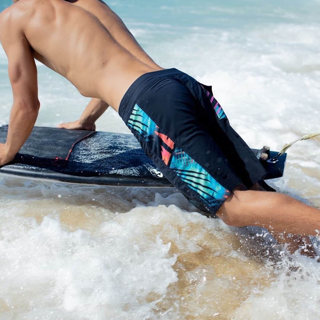 のインスタグラム：「サイドラインが特徴のD BAH PROボードショーツ！ All of the boardshorts in our Next Wave collection are made from recycled P.E.T. bottles. ♻️ ⠀⠀⠀⠀⠀⠀⠀ インスタのプロフィールリンクから、コレクションをチェック！」
