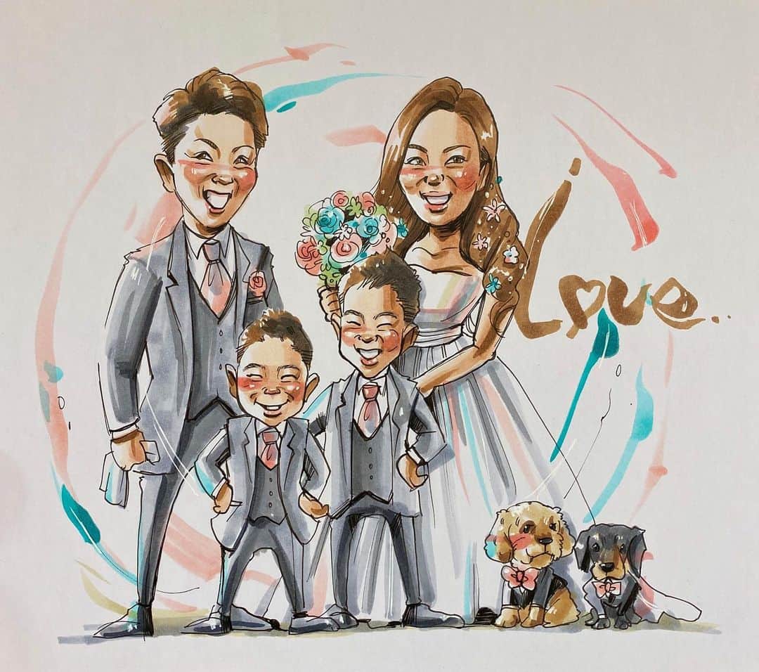 似顔絵★𝗚𝗢𝗥𝗜𝗞𝗜𝗡𝗚のインスタグラム：「. . . 同じ方からの2枚目❤️ . . . #gorikingの小洒落てみたシリーズ で こちらもご家族みなさんで、 ウエディング仕様💕⭐️✨ . . . ワンちゃんもみーんなオシャレして参加❤️🦮🐕‍🦺⭐️✨ .  みんな似てるーーーって喜んでもらえました😭🙏❤️  . 素敵なご依頼ありがとうございました🙇‍♀️⭐️✨ . . .  ❌❌現在は、予約受付終了してます❌❌ 。 . . .  2020年度ご予約のお客✨ 現在35番までの方へ案内中です🌟✨💕 DMの確認いただきgmailへ返信宜しくお願い致します🙇‍♀️🌟✨✨ . . . .  次回の予約応募は、2020年のご予約分を書き終える予定の 来年春から夏頃の、、、予定です。 ※あくまでも予定なので前後します🙇‍♀️ . . . .  オーダー再開の際には 人数制限あるため必ず予約ができるわけではございません。 そのことも踏まえた上で 次回ご検討いただけると嬉しいです(^^) . . また、結婚式の使用を考えてくださる方も多いです✨  前々からお伝えしていますが、 基本的に予約順に対応しているため、 近々の納期を希望される方は、 対応できないこともあるので、 あらかじめご了承ください💦 . . . . . ※今回予約が取れた方へ※ . .  写真がまだ用意できてない、入金が遅れそうなど、状況により、順番が前後することもございます‼️ あらかじめご了承ください。 。 . . . また、芸能人、キャラクターのオーダー、パロディ風オーダーはお断りしています。  芸能人については、ご本人様に直接プレゼントなどはOKです。 . . . . . . 💰料金表は過去投稿記事みてね❤💰 . . . . . ➡️ハッシュタグ⇨ goriking117料金表2019⬅️ . . ✨✨✨✨✨✨✨✨✨✨✨✨✨✨✨✨ @by.goriking のアカウントでは、 過去書かせて頂いたお客様方からの、 似顔絵のその後のお写真をいただき、 投稿しております^ - ^❤️❤️ 玄関に飾ってある似顔絵、 渡した瞬間のお写真、 ご本人とのお写真などなど💕 いろんな場面でのお写真お待ちしております^ - ^✨⭐️ . . . .  #似顔絵#pencildrawing#drawing#pencil#illust#painting#art#artwork#絵描きさんと繋がりたい#似顔絵師#gorikingの似顔絵屋さん#仲良し兄弟#兄弟#brother#brothers#welcomeboard#wedding#weddingdress#結婚#結婚式#子供#kids#kidsfashion#kids_japan#comicart#anime#animeart#comicartist#animejapan」