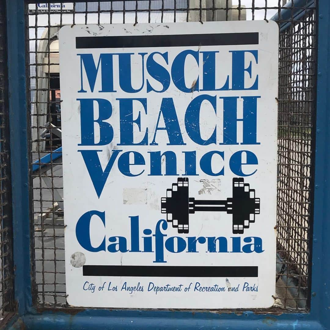 多村仁志さんのインスタグラム写真 - (多村仁志Instagram)「. #今日も横浜は☔ #晴れないね #いつ梅雨明けなの ？ #早く #青空と太陽の下 #workout したい💪🏼 Pic:2018 Venice #musclebeachvenice #musclebeach 懸命にお腹をバキュームしてる🤫 _ それと来週(日本時間24日(金))からいよいよMLBも開幕！ _ 開幕戦からJSPORTSにて解説をします🎙 _ しかし、ひとつ気になるニュースが… _ カリフォルニア州のニューソム知事が先日、経済活動再開を一部撤回し、州全土でレストランの店内飲食を禁止したほか、感染者が多い３０郡のジムやヘアサロン、宗教施設の屋内活動停止を命じたらしいです。 _ 感染者が一時減少していた地域でも再び増加しているそうで、西海岸のカリフォルニア州の入院者や１日当たりの死者が過去最多を更新。コロナ第2波到来か？とも言われているので心配。 _ いつになったらこの問題は終息するのだろう😔」7月17日 12時26分 - hit_tamu
