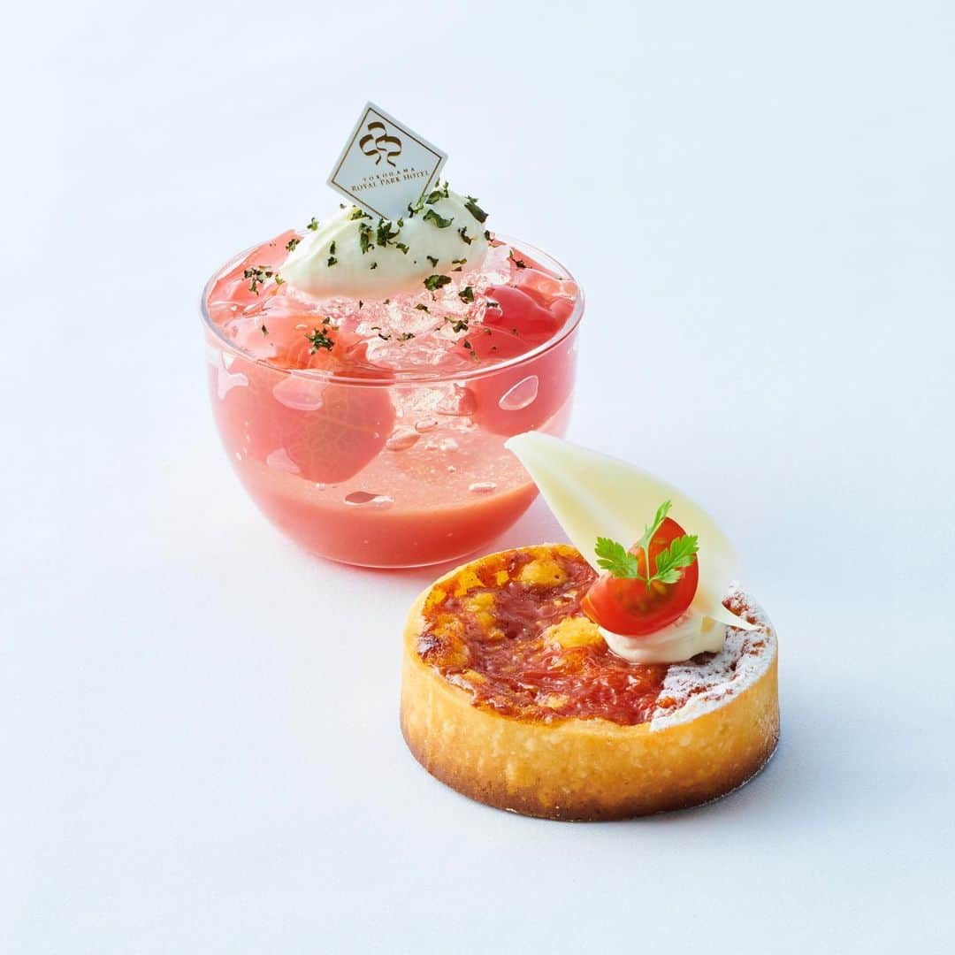 横浜ロイヤルパークホテルのインスタグラム：「1F ケーキショップ「コフレ」では、甘さとうまさがギュッとつまった、高糖度フルーツトマト「RinRin」を使ったスイーツをご用意しました。  三菱地所グループの（株）メックアグリが生産する「RinRin」は、暑い夏を乗り切るのにピッタリな爽やかな甘みが特徴です🍅  この機会に是非お楽しみください☺️  #横浜ロイヤルパークホテル #yokohamaroyalparkhotel #横浜 #yokohama #ホテル #hotel #ホテルスイーツ #hotelsweets #フルーツトマト #rinrin #🍅 #thepreferredlife #royalparkhoteljp」