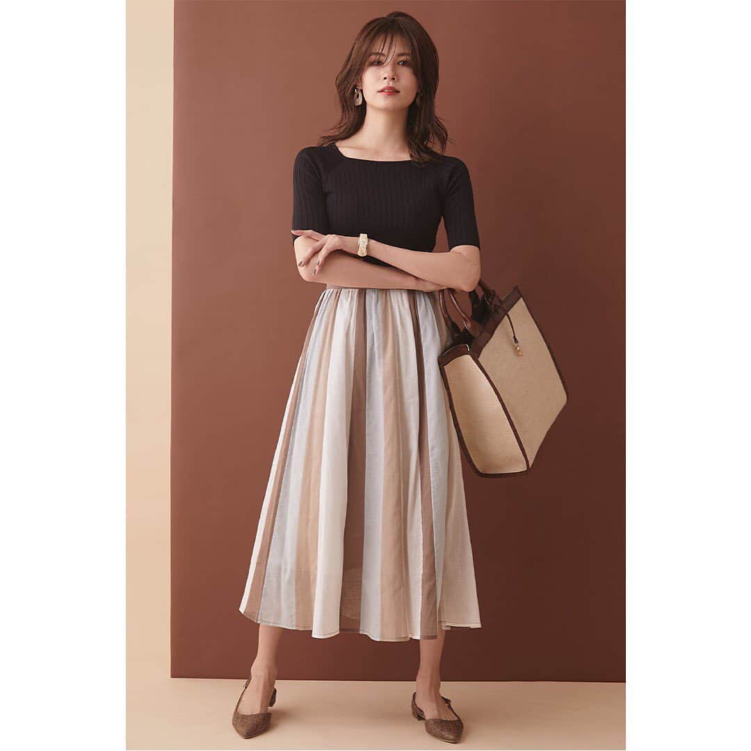 のインスタグラム：「**Web Topix** . 『華やかなで上品　Fabulous Angelaの高見えコレクション』をピックアップ。 トップページのURLよりご覧いただけます。 是非チェックしてください。 . ✔︎ニット（4120200520）¥4,900＋tax ✔︎スカート（4101300220）¥7,900＋tax ------------------------------------------------- #fabulousangela #ファビュラスアンジェラ#夏コーデ」