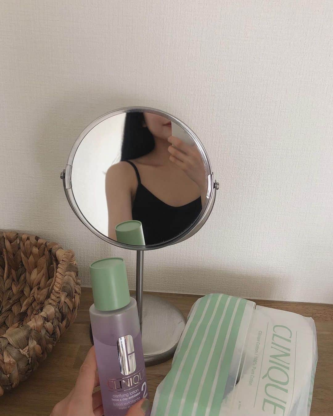 _shioriogawa_のインスタグラム：「最近の肌悩みを解決してくれた @cliniquejp のクラリファイングローション💜 ㅤㅤㅤㅤㅤㅤㅤㅤㅤㅤㅤㅤㅤ 朝と夜の洗顔後、化粧水の前に専用コットンで 優し〜くなでるように使い続けて約2週間、 肌のゴワつきザラつきがなくなって その後に化粧水をつける手の平から伝わる 肌のもっちり、しっとり、やわらかい感触☁️🤲🏻 ㅤㅤㅤㅤㅤㅤㅤㅤㅤㅤㅤㅤㅤ ふき取り化粧水って摩擦が心配で抵抗あったけど クラリファイングローションのために開発された 専用コットンがふっかふかのしっとりで 敏感肌でも負担なく優しく可愛い凄さ🧖🏻‍♀️✨  ㅤㅤㅤㅤㅤㅤㅤㅤㅤㅤㅤㅤㅤ クラリファイングローションセットも 限定発売中みたい🛍 (セットのリップとポーチもかわいい💄🤍) ㅤㅤㅤㅤㅤㅤㅤㅤㅤㅤㅤㅤㅤ  #クリニーク #クラリファイングローション #ふき取り化粧水 #スキンケア #美容  #乾燥肌 #混合肌 #pr #clinique」