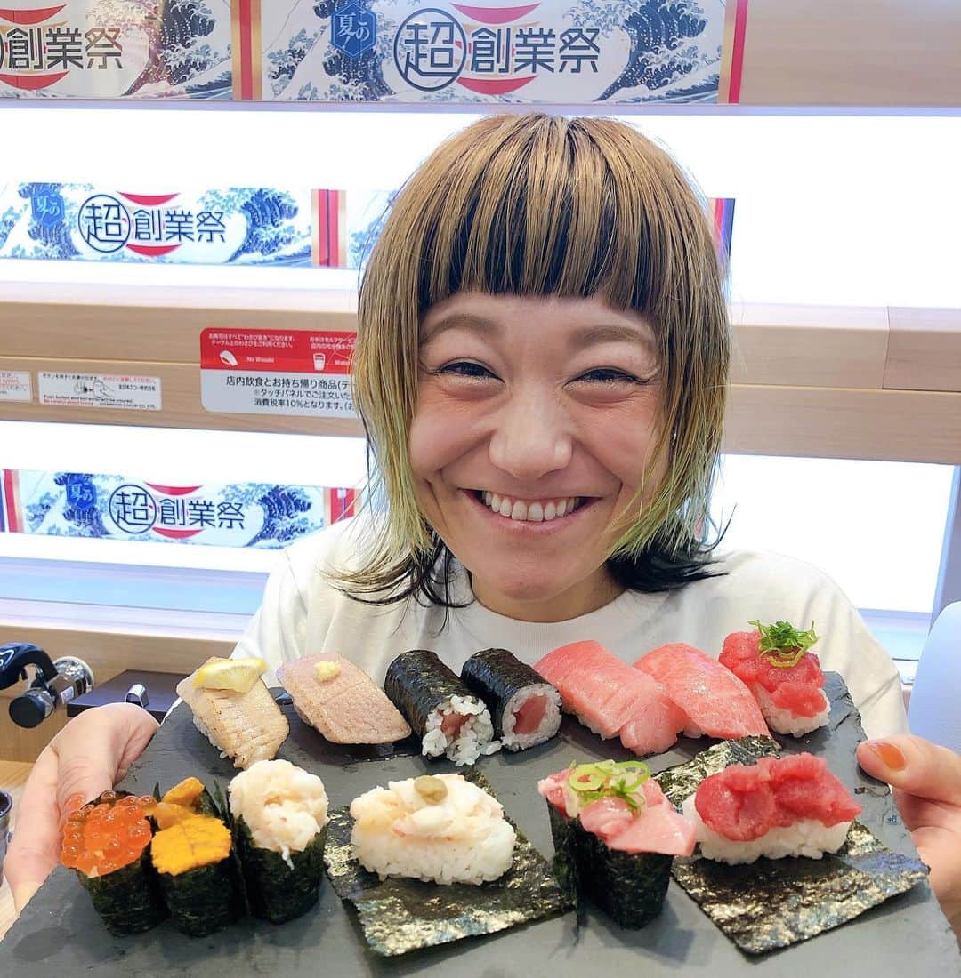 和田美枝のインスタグラム：「かっぱ寿司さんのメディア先行試食会に呼んで頂きました☺︎  7月22日（水）からスタートする『超創業祭』は8月30日（日）まで。  　  第一弾、第二弾、第三弾と美味しい楽しいお寿司がたっぷり🍣 更にテイクアウトの家族超まんぷくセットはアプリ登録から20%クーポンで超お得に💥💥💥  そんでもって、プリンうまうますぎすぎたわたわ♡ あと、150プリン食べれる🍮  #かっぱ寿司 #PR #ご馳走様でした」