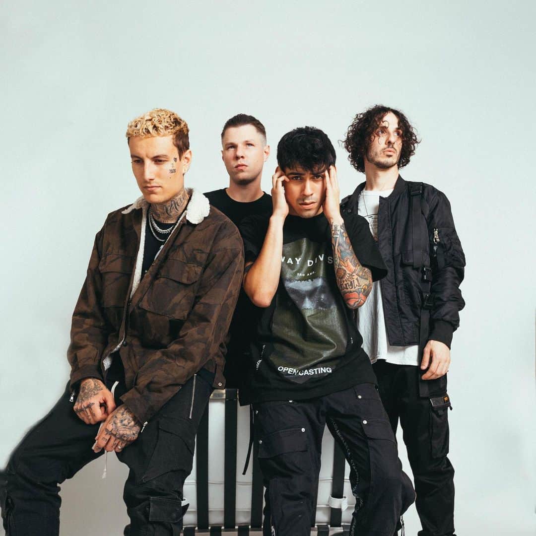 のインスタグラム：「Your boys are doing a LIVE acoustic performance on @twitch this Saturday at 5 PM EST / 2 PM PST. We’ll be playing songs from our new acoustic album “07102010” 🖤 Tune in at twitch.tv/crowntheempireofficial」