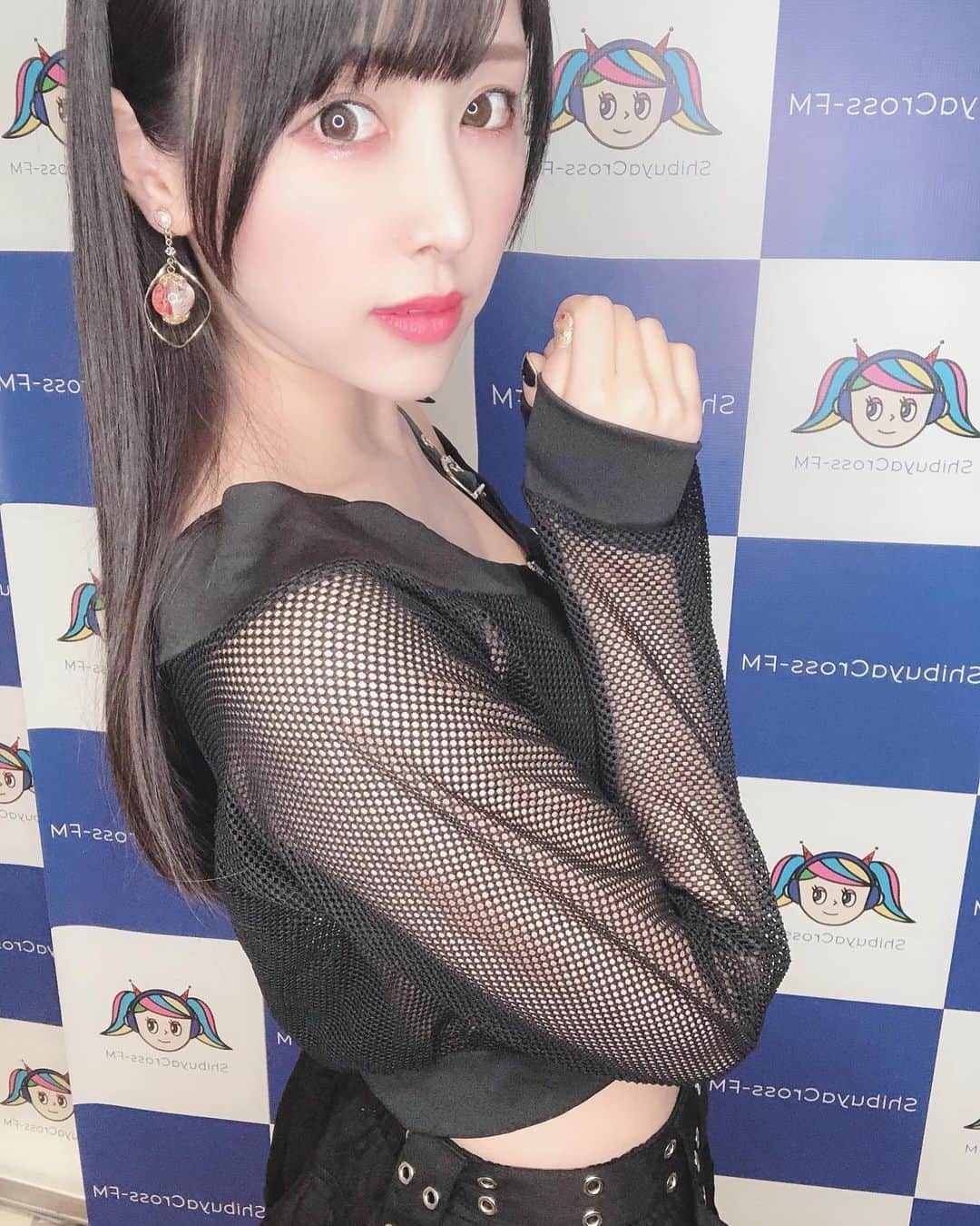 のインスタグラム：「おはくま🐻 . . #おはよう #gm #goodmorning #おはくま #レジェンド #Single #衣装 #sexy #black #えちえち #イヤリング #横顔美人 #makeup #beauty #黒髪 #ロングヘア #ストレート #日々の出会いに感謝 #バクステ外神田一丁目 #熊本美和 #コンカフェ #idol #일본 #아이돌 #アイドルボウラー #Pリーガー #japanesegirl #followme #すきぴ」