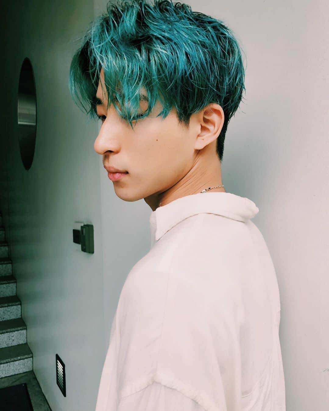 古幡亮（WATWING）のインスタグラム：「たのしーたのしー ヘアサロン🧚‍♂️🧚‍♂️🧚‍♂️ #ヘアメンテ #やっぱテンション上がる #ネギ星人進化系」