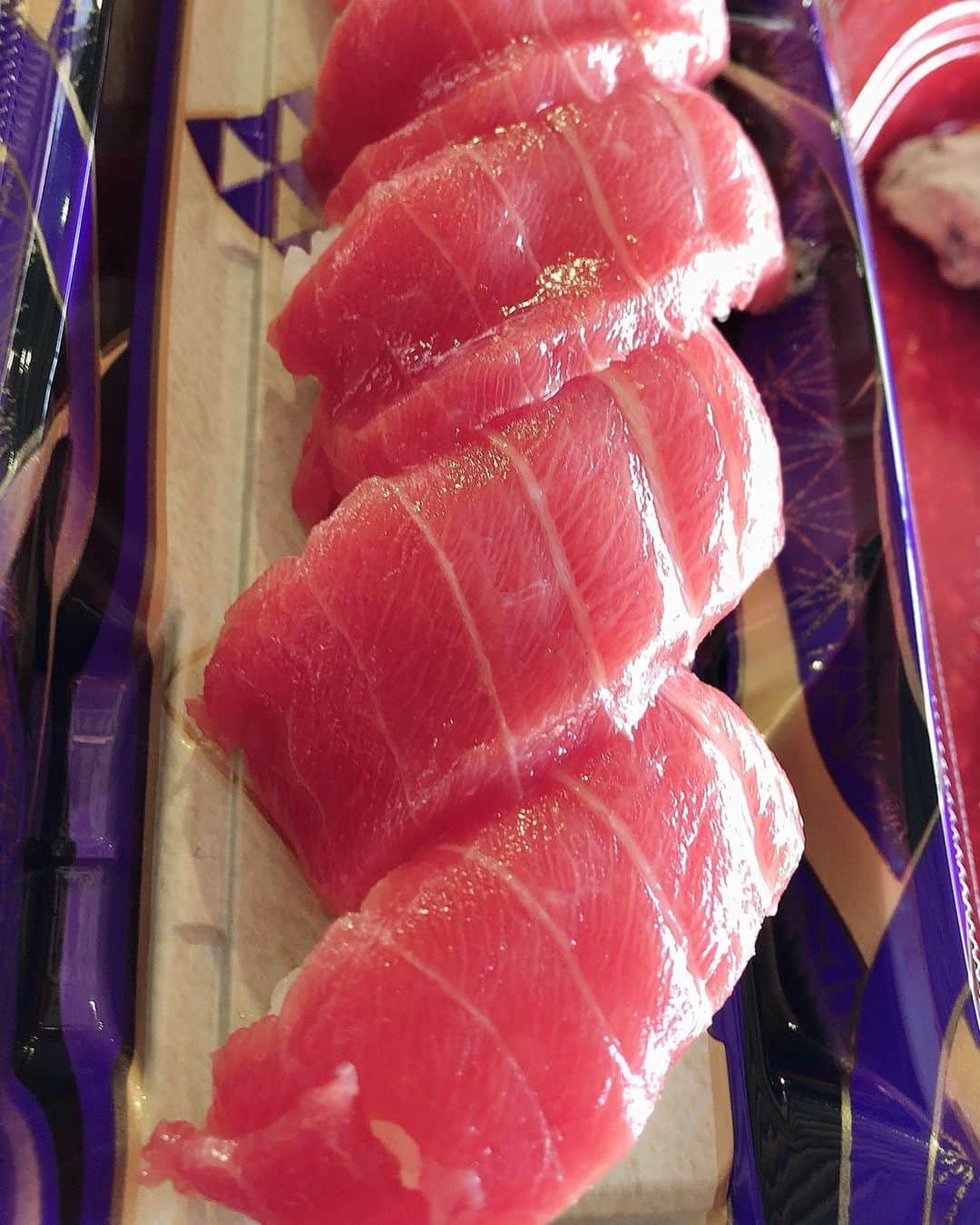 辻やすこのインスタグラム：「早くまた沖縄行きたいな👒  市場で売ってる海鮮が美味しいを越えて美味しい❗️  ん？美味しいを越えて美味しい？  言葉が出ないくらいトレビアンって事。  #沖縄 #海鮮 #okinawa #seafood  #sea #trip  #また行きたい  #最高」