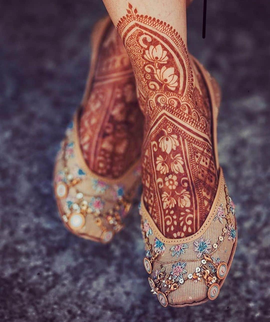 Indianstreetfashionさんのインスタグラム写真 - (IndianstreetfashionInstagram)「The most insanely gorgeeeeeeeoooousss henna design 😍 #indianstreetfashion @indianstreetfashion #indianwedding  #wedding #weddingsofinstagram #instawedding  #covidweddingplanning #bridesofindia #bridesofinstagram #indianbridaloutfit #weddinglook  #bridestyle #weddingtrend #trend #mehendi  #weddinginspo #weddingplanner #weddingblogger #destinationwedding #weddingchoreography #sangeetperformance #bridaljewellery #jutti  #weddingjewellery #weddingshopping #weddingseason #wedding2020 @ruchikabasera_photography」7月17日 13時43分 - indianstreetfashion